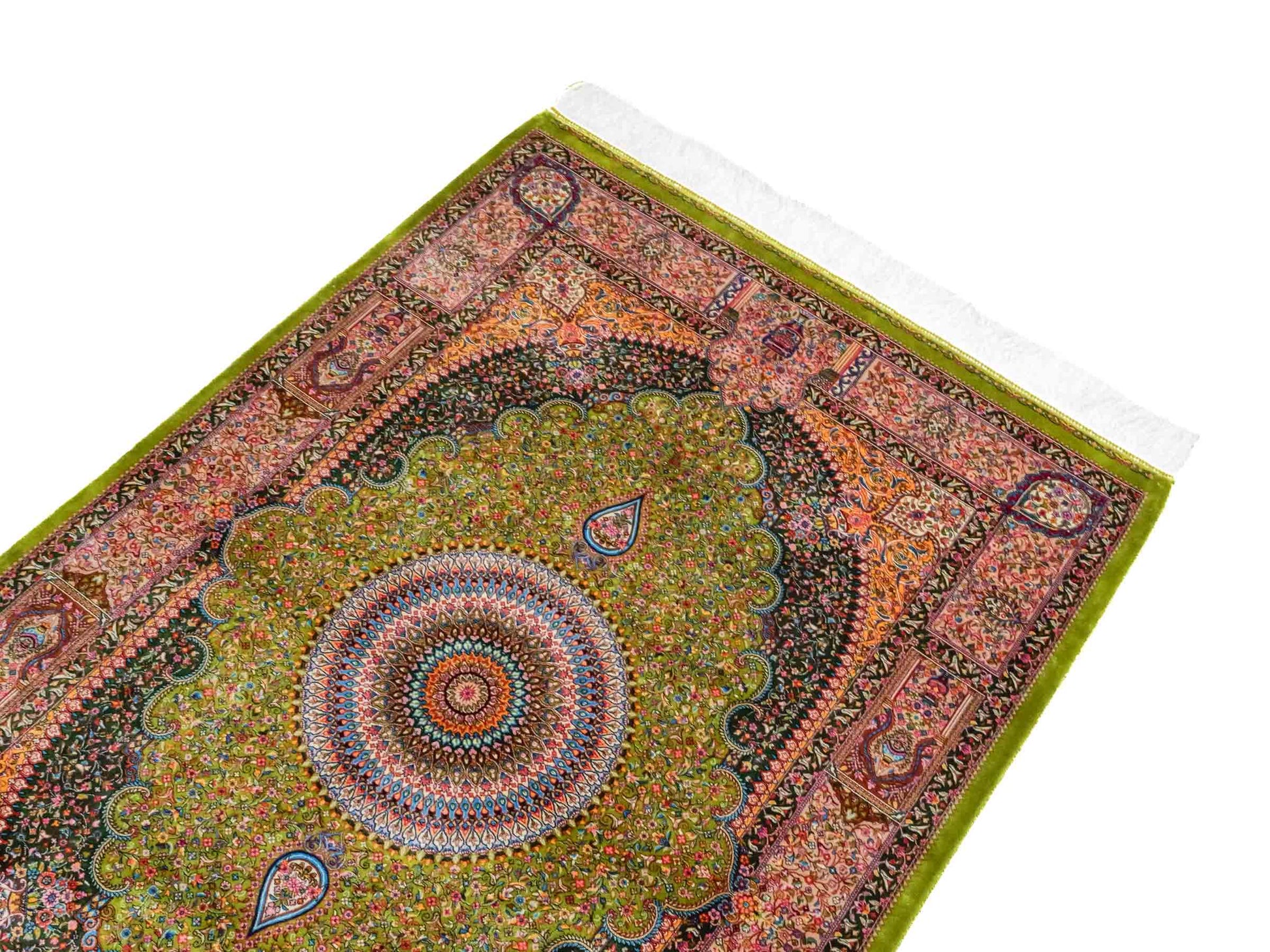 Ghom Maschinenteppich "Homay" 150 x 100 cm aus pflanzlicher Seide (Viskose) mit Medaillon, Hellgrün-Grün. Teppichnummer: V45LG150H. Persian Luxury Collection by Khademi. Made in Iran / Persia – Vertrieb durch JUPITER Intl.