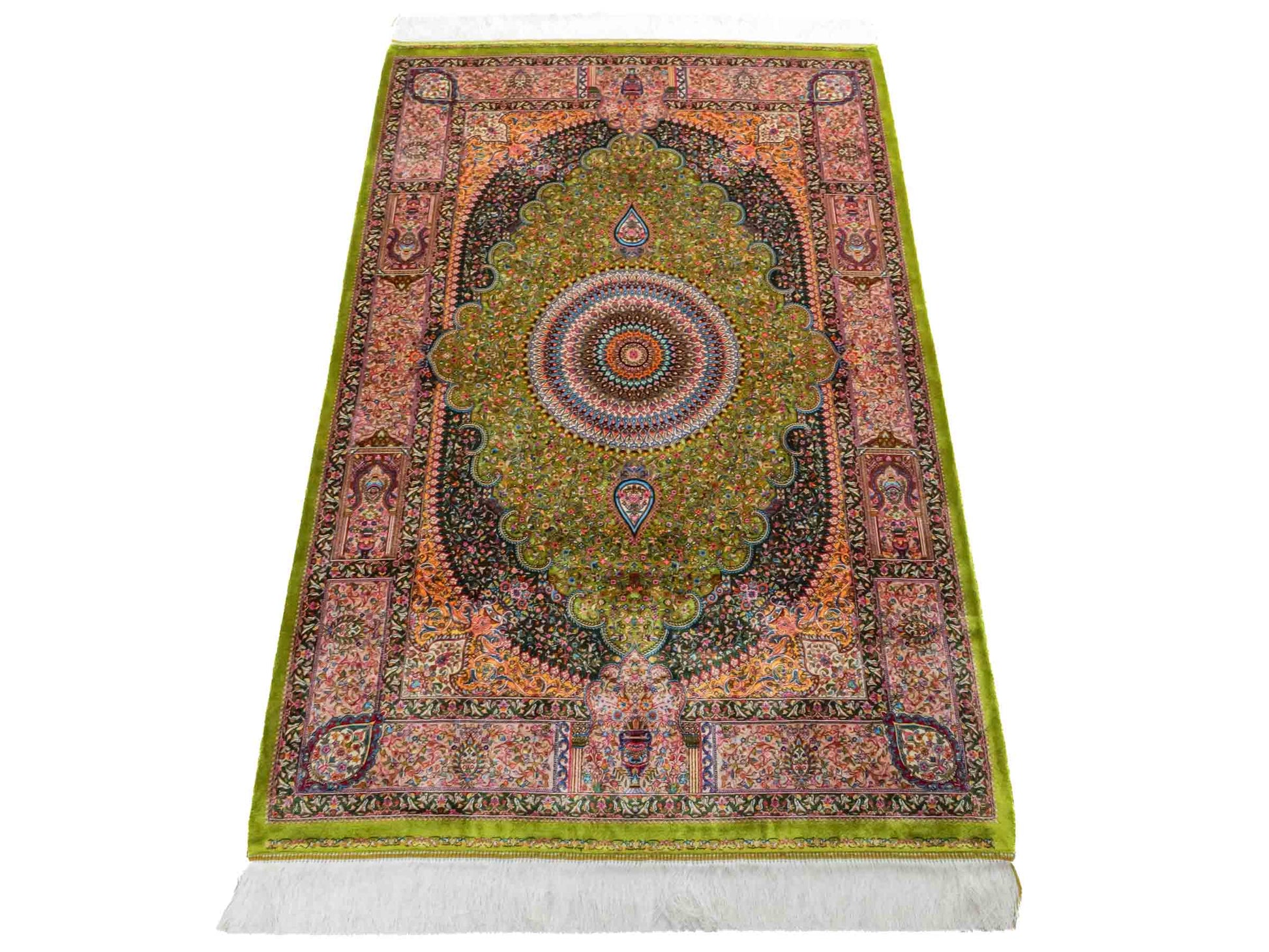 Ghom Maschinenteppich "Homay" 150 x 100 cm aus pflanzlicher Seide (Viskose) mit Medaillon, Hellgrün-Grün. Teppichnummer: V45LG150H. Persian Luxury Collection by Khademi. Made in Iran / Persia – Vertrieb durch JUPITER Intl.