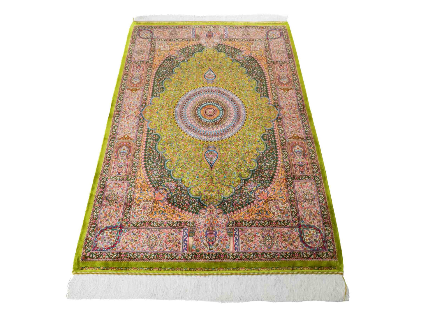 Ghom Maschinenteppich "Homay" 150 x 100 cm aus pflanzlicher Seide (Viskose) mit Medaillon, Hellgrün-Grün. Teppichnummer: V45LG150H. Persian Luxury Collection by Khademi. Made in Iran / Persia – Vertrieb durch JUPITER Intl.