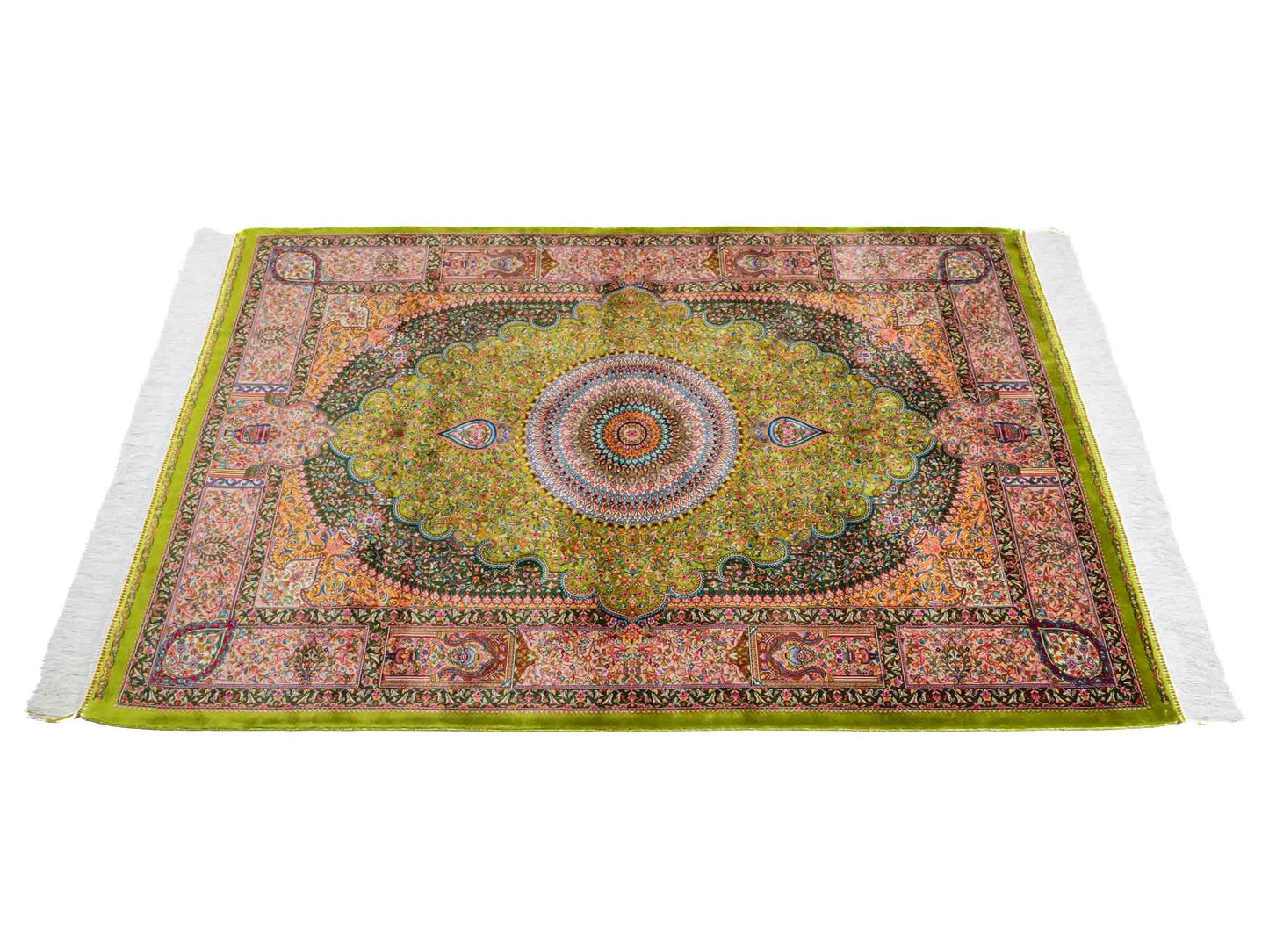 Ghom Maschinenteppich "Homay" 150 x 100 cm aus pflanzlicher Seide (Viskose) mit Medaillon, Hellgrün-Grün. Teppichnummer: V45LG150H. Persian Luxury Collection by Khademi. Made in Iran / Persia – Vertrieb durch JUPITER Intl.