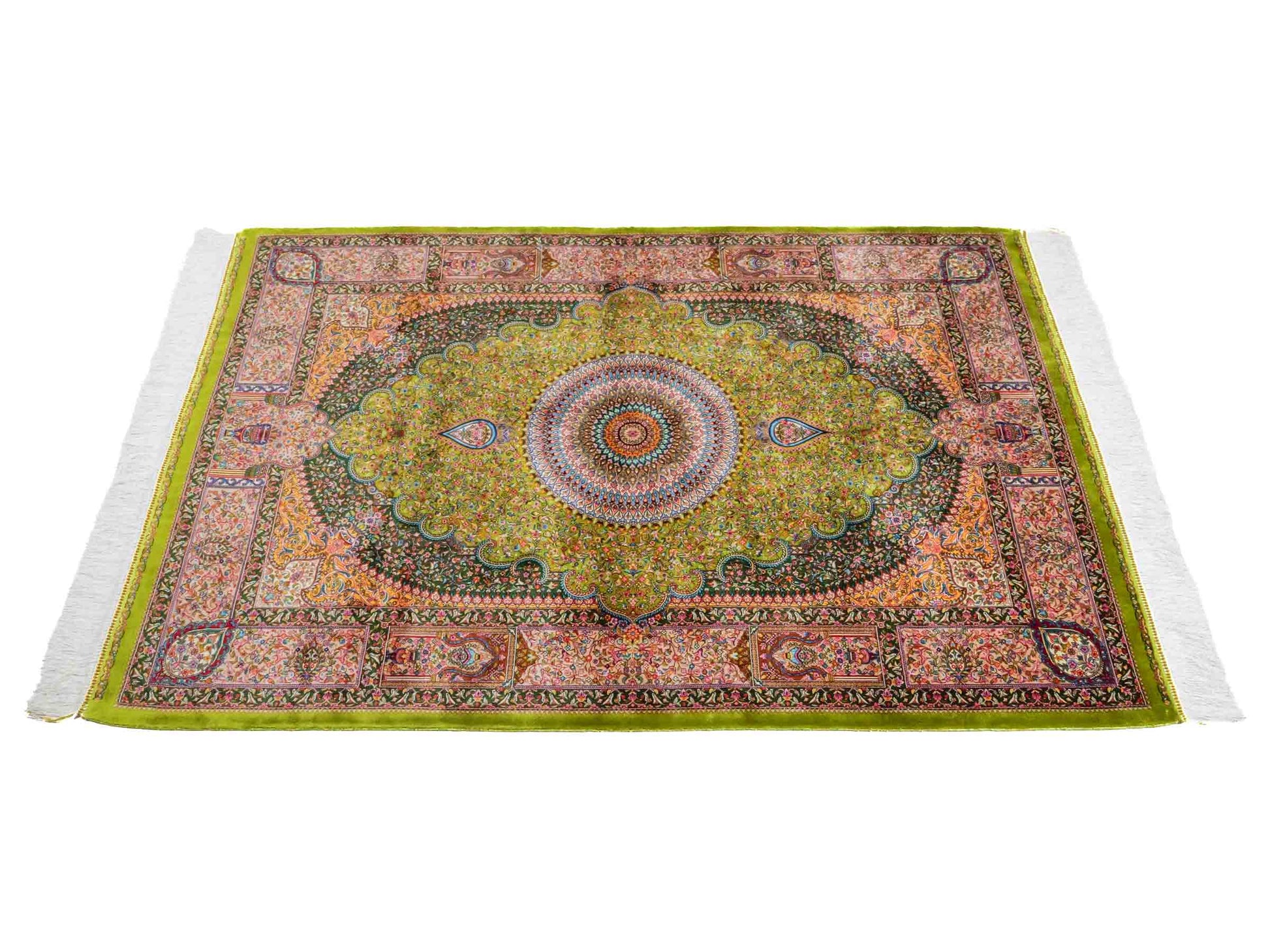 Ghom Maschinenteppich "Homay" 150 x 100 cm aus pflanzlicher Seide (Viskose) mit Medaillon, Hellgrün-Grün. Teppichnummer: V45LG150H. Persian Luxury Collection by Khademi. Made in Iran / Persia – Vertrieb durch JUPITER Intl.