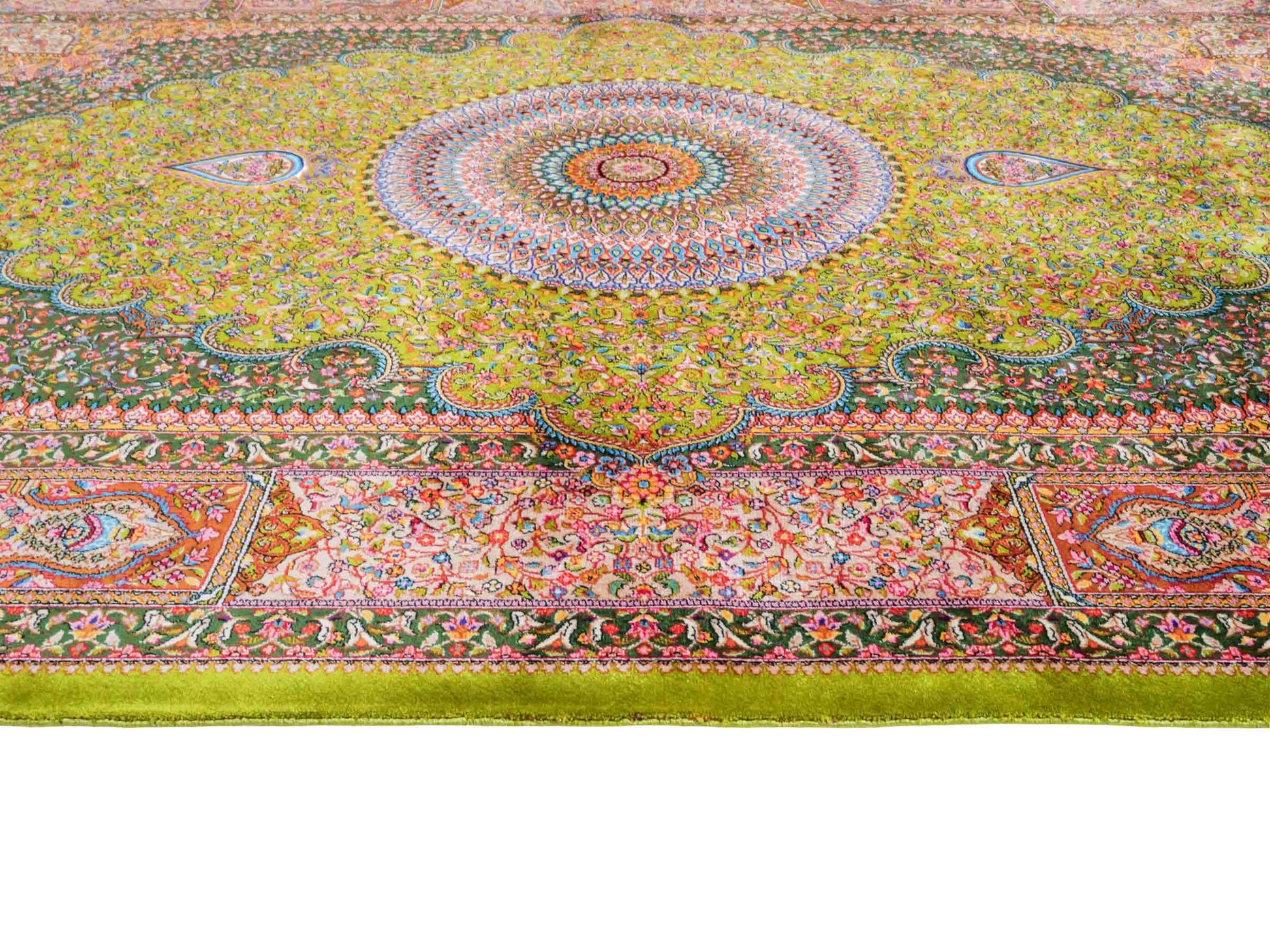 Ghom Maschinenteppich "Homay" 150 x 100 cm aus pflanzlicher Seide (Viskose) mit Medaillon, Hellgrün-Grün. Teppichnummer: V45LG150H. Persian Luxury Collection by Khademi. Made in Iran / Persia – Vertrieb durch JUPITER Intl.