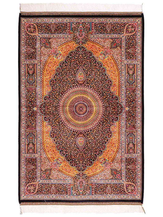 Ghom Maschinenteppich "Homay" 150 x 100 cm aus pflanzlicher Seide (Viskose) mit Medaillon, Schwarz. Teppichnummer: V45BK150H. Persian Luxury Collection by Khademi. Made in Iran / Persia – Vertrieb durch JUPITER Intl.