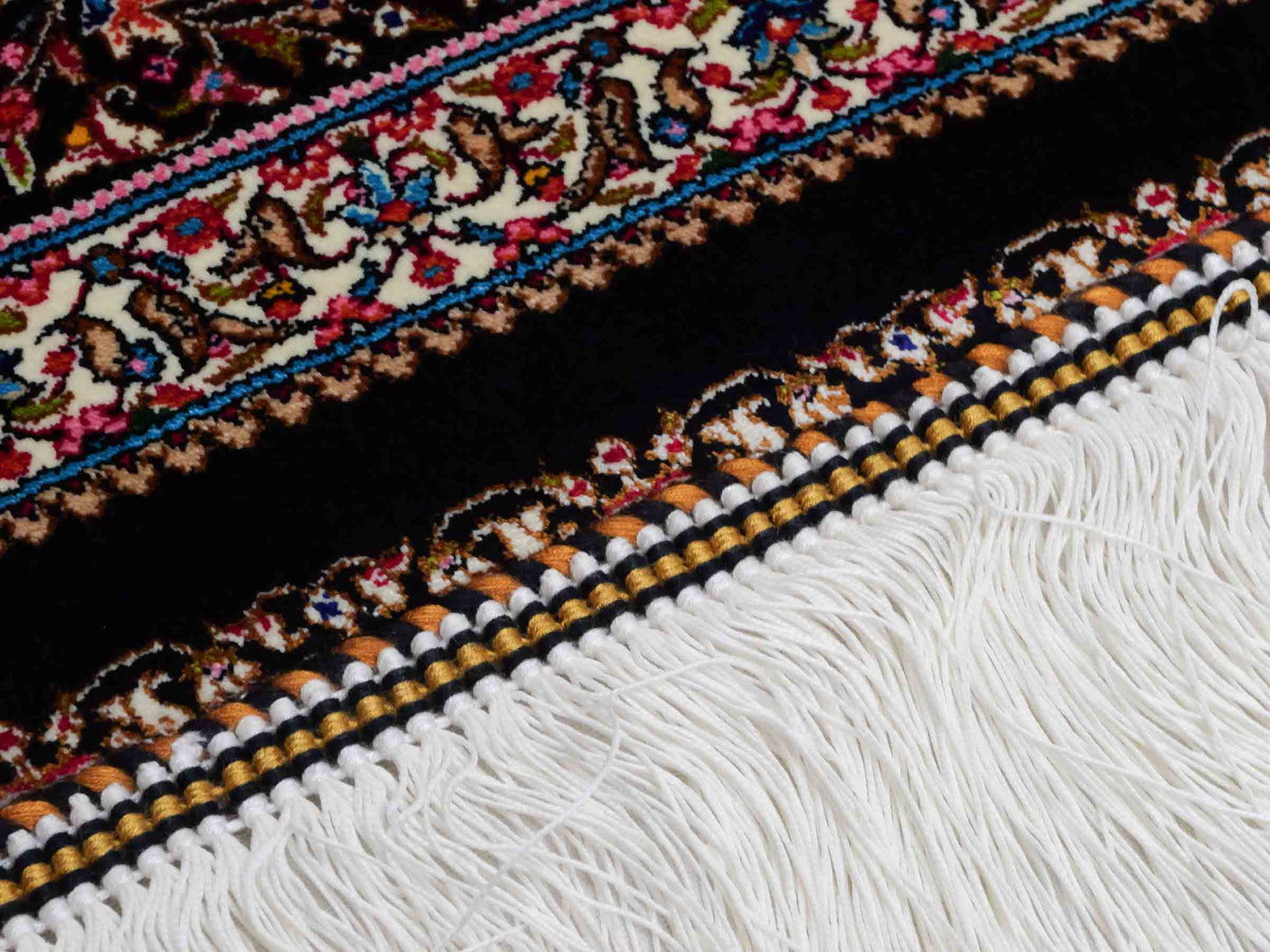 Ghom Maschinenteppich "Homay" 150 x 100 cm aus pflanzlicher Seide (Viskose) mit Medaillon, Schwarz. Teppichnummer: V45BK150H. Persian Luxury Collection by Khademi. Made in Iran / Persia – Vertrieb durch JUPITER Intl.