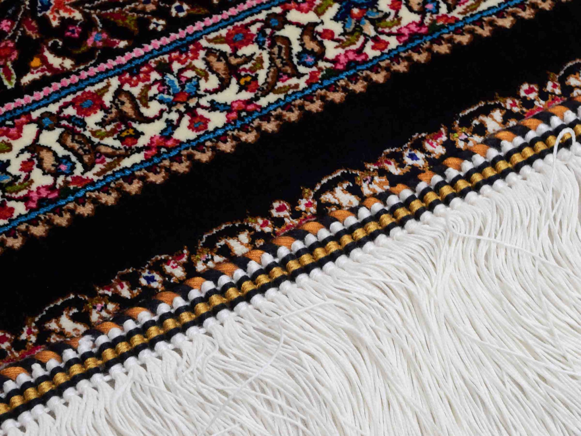 Ghom Maschinenteppich "Homay" 150 x 100 cm aus pflanzlicher Seide (Viskose) mit Medaillon, Schwarz. Teppichnummer: V45BK150H. Persian Luxury Collection by Khademi. Made in Iran / Persia – Vertrieb durch JUPITER Intl.