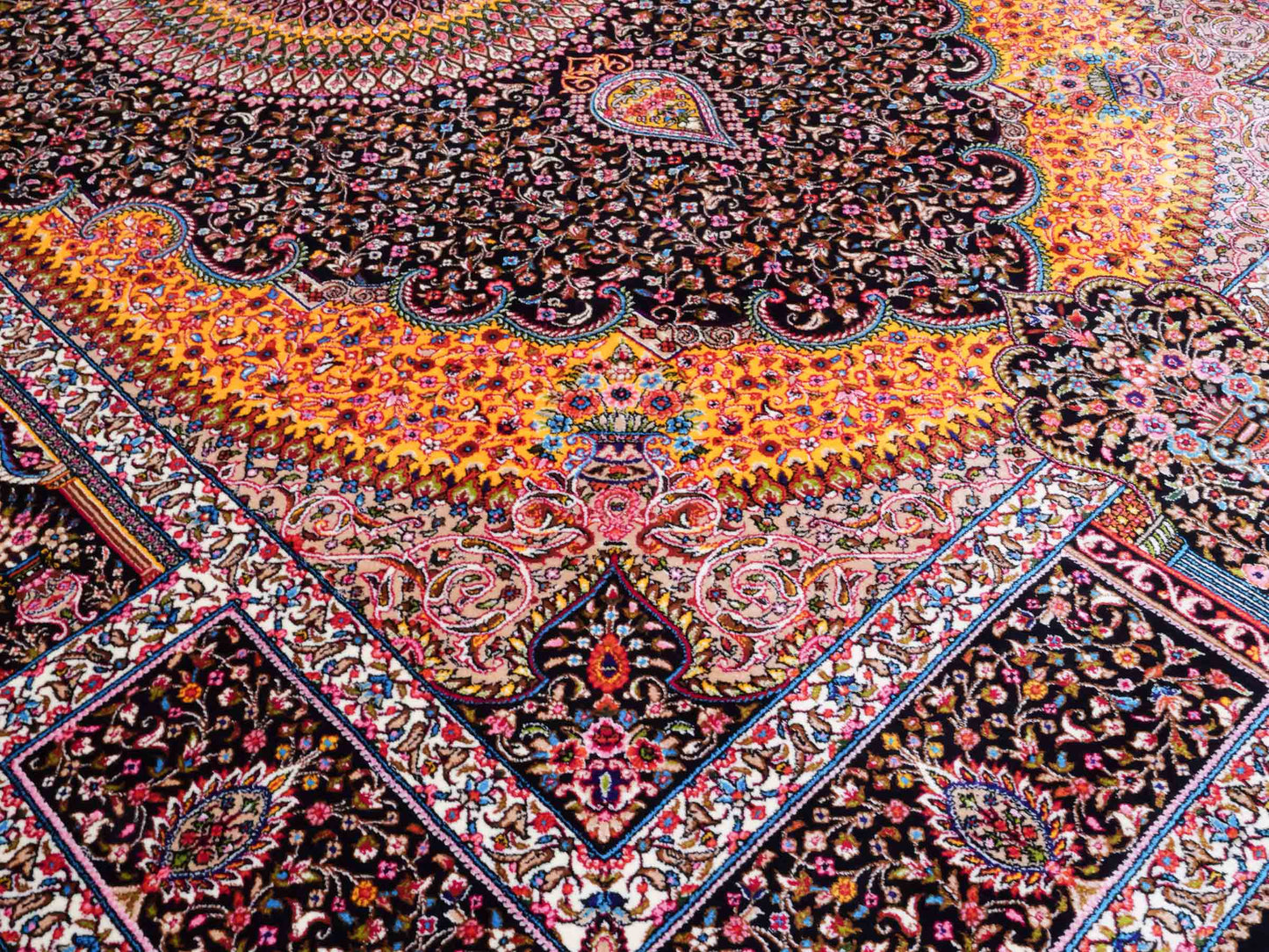 Ghom Maschinenteppich "Homay" 150 x 100 cm aus pflanzlicher Seide (Viskose) mit Medaillon, Schwarz. Teppichnummer: V45BK150H. Persian Luxury Collection by Khademi. Made in Iran / Persia – Vertrieb durch JUPITER Intl.