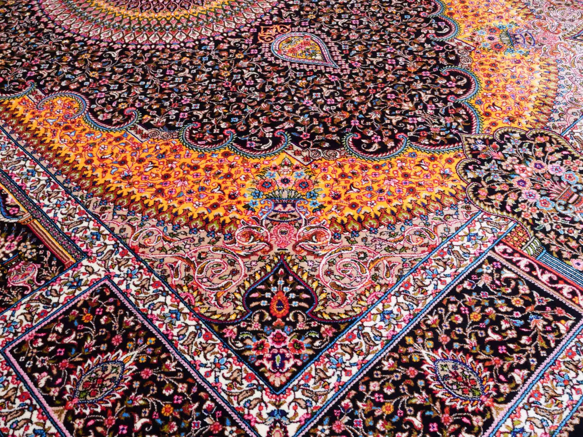 Ghom Maschinenteppich "Homay" 150 x 100 cm aus pflanzlicher Seide (Viskose) mit Medaillon, Schwarz. Teppichnummer: V45BK150H. Persian Luxury Collection by Khademi. Made in Iran / Persia – Vertrieb durch JUPITER Intl.