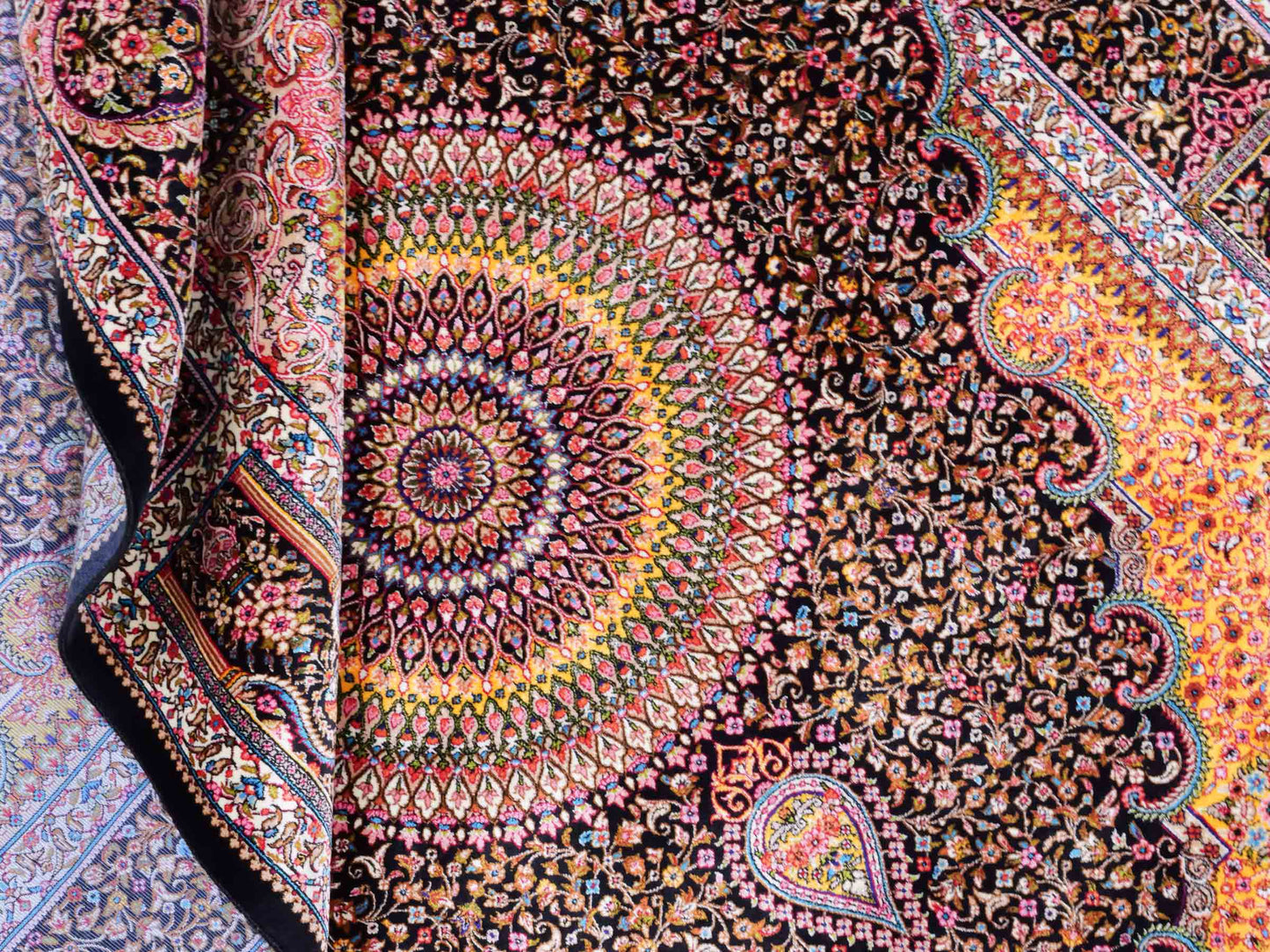 Ghom Maschinenteppich "Homay" 150 x 100 cm aus pflanzlicher Seide (Viskose) mit Medaillon, Schwarz. Teppichnummer: V45BK150H. Persian Luxury Collection by Khademi. Made in Iran / Persia – Vertrieb durch JUPITER Intl.