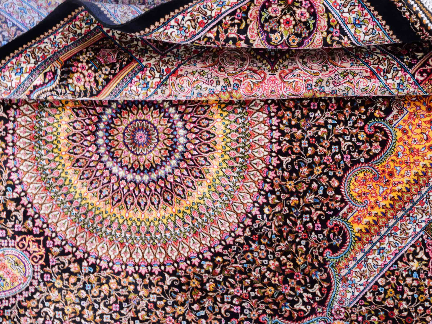 Ghom Maschinenteppich "Homay" 150 x 100 cm aus pflanzlicher Seide (Viskose) mit Medaillon, Schwarz. Teppichnummer: V45BK150H. Persian Luxury Collection by Khademi. Made in Iran / Persia – Vertrieb durch JUPITER Intl.