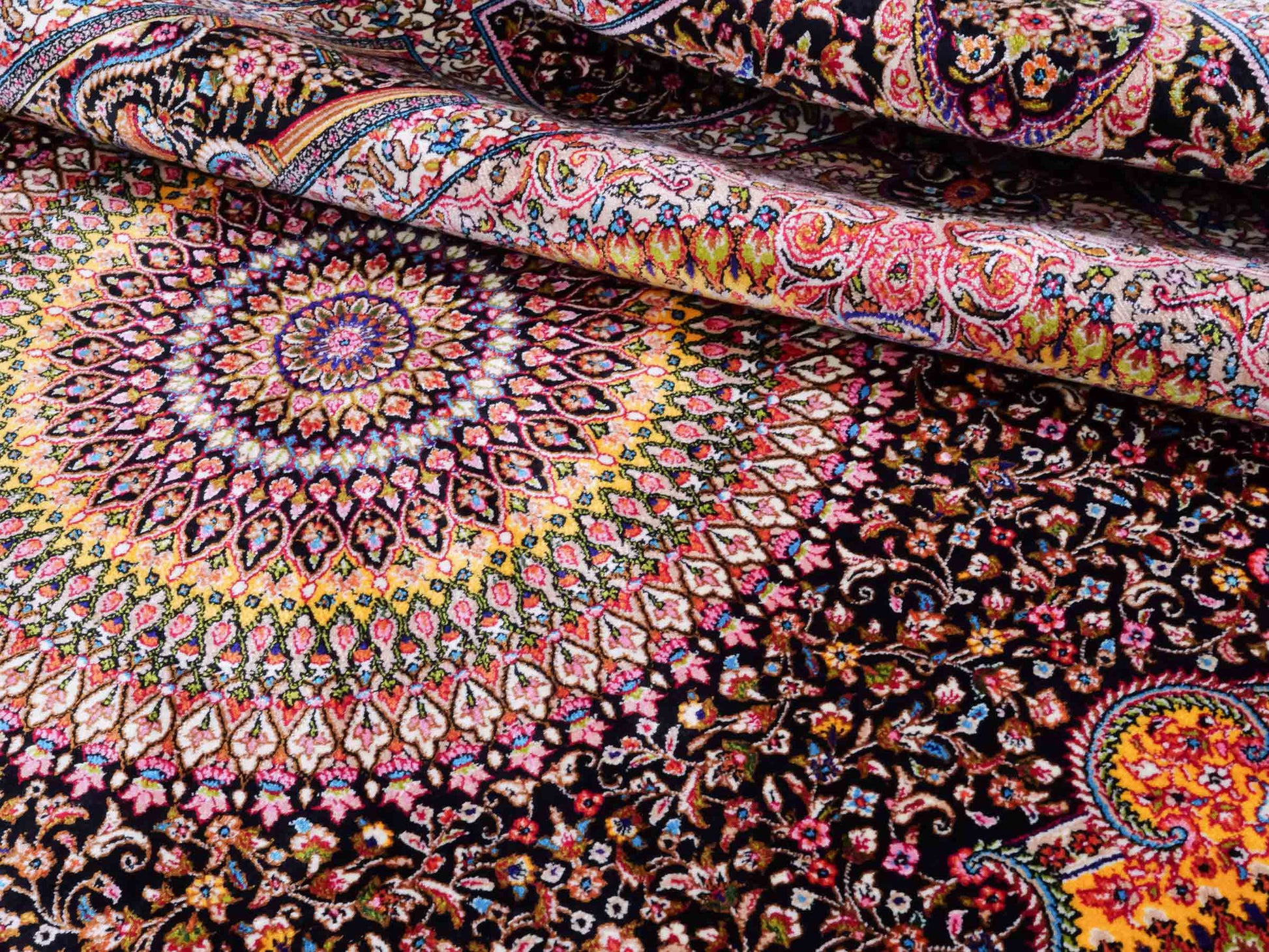 Ghom Maschinenteppich "Homay" 150 x 100 cm aus pflanzlicher Seide (Viskose) mit Medaillon, Schwarz. Teppichnummer: V45BK150H. Persian Luxury Collection by Khademi. Made in Iran / Persia – Vertrieb durch JUPITER Intl.