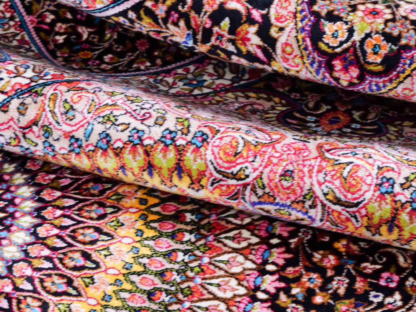 Ghom Maschinenteppich "Homay" 150 x 100 cm aus pflanzlicher Seide (Viskose) mit Medaillon, Schwarz. Teppichnummer: V45BK150H. Persian Luxury Collection by Khademi. Made in Iran / Persia – Vertrieb durch JUPITER Intl.