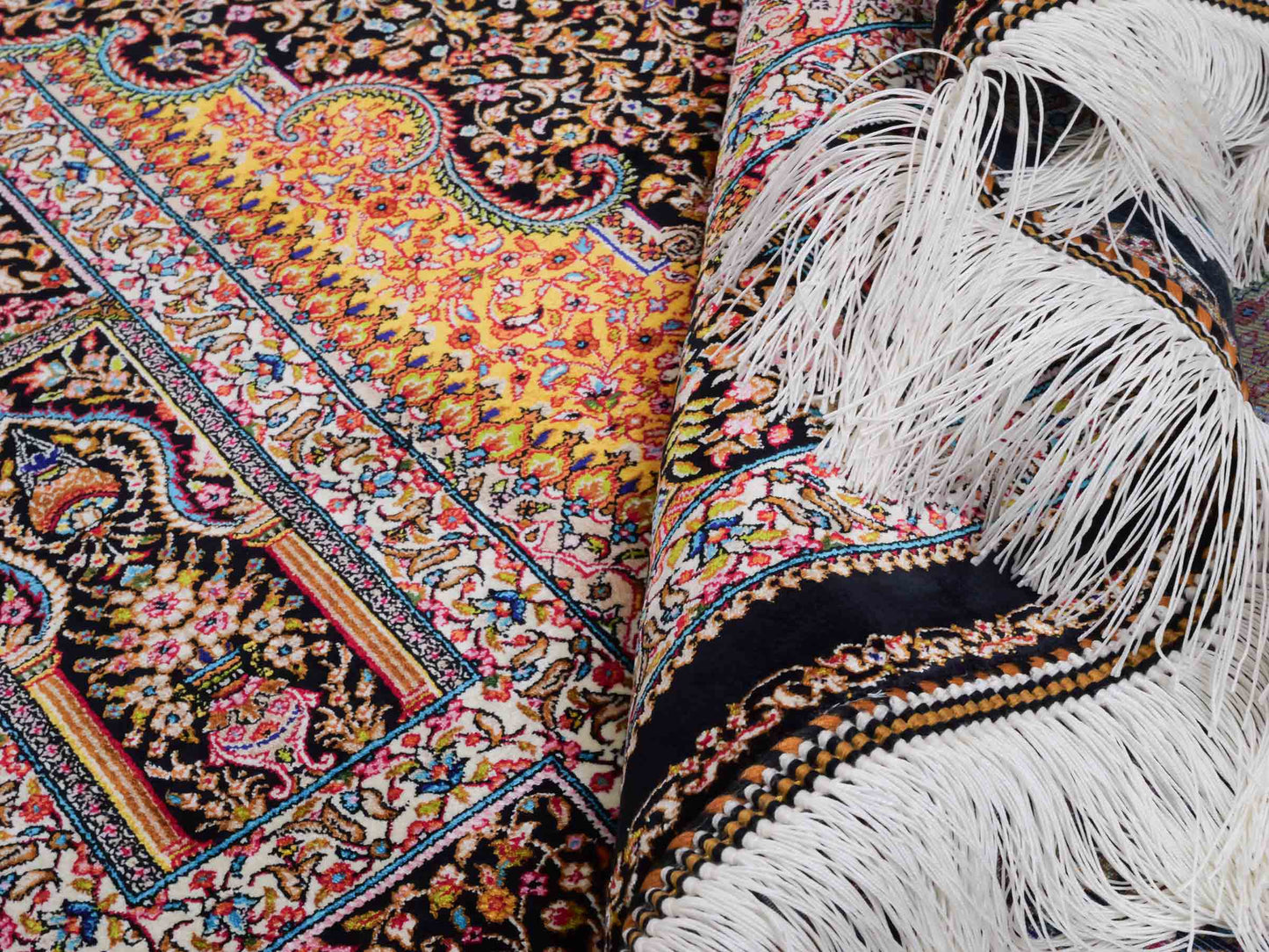 Ghom Maschinenteppich "Homay" 150 x 100 cm aus pflanzlicher Seide (Viskose) mit Medaillon, Schwarz. Teppichnummer: V45BK150H. Persian Luxury Collection by Khademi. Made in Iran / Persia – Vertrieb durch JUPITER Intl.