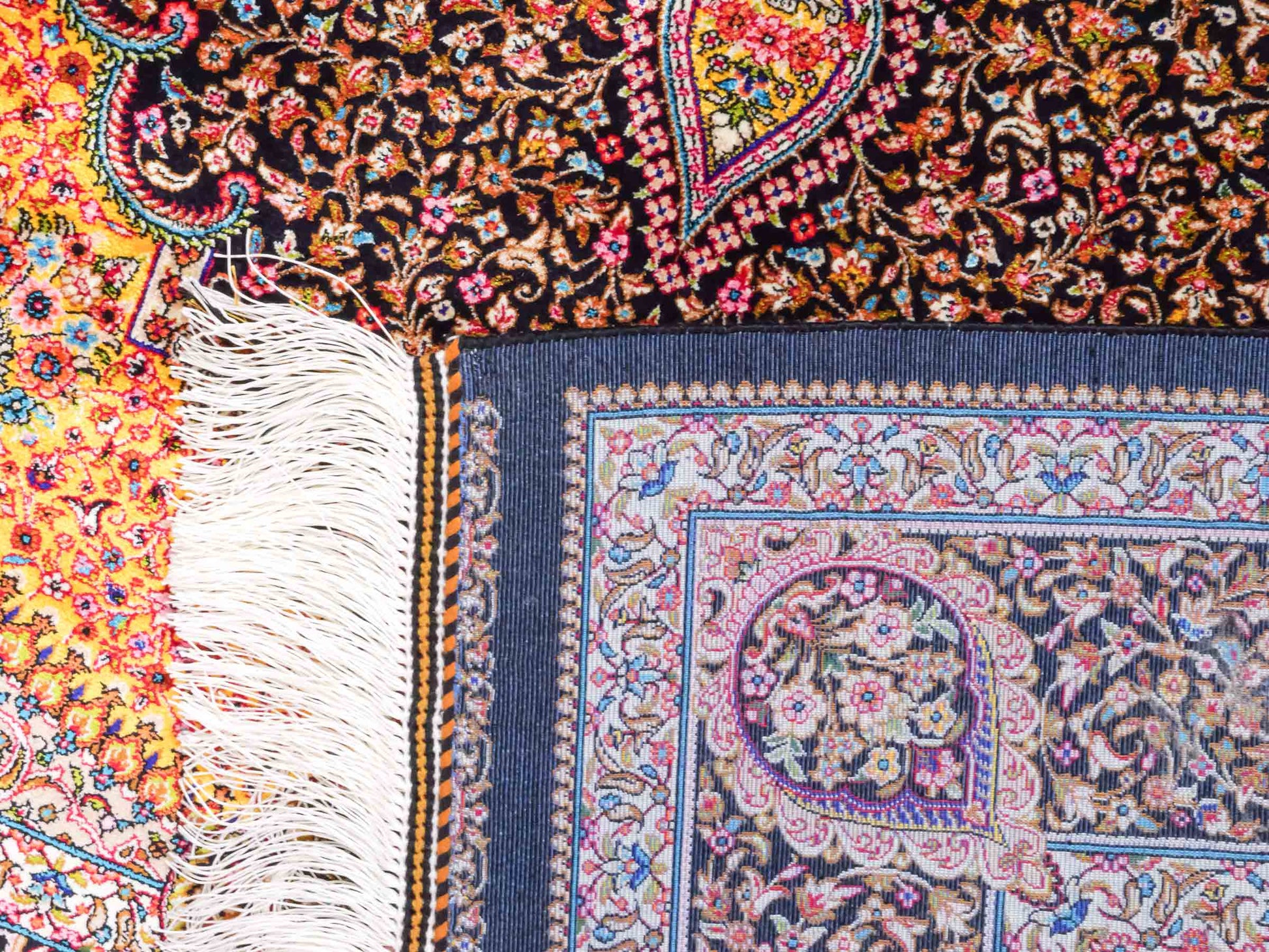 Ghom Maschinenteppich "Homay" 150 x 100 cm aus pflanzlicher Seide (Viskose) mit Medaillon, Schwarz. Teppichnummer: V45BK150H. Persian Luxury Collection by Khademi. Made in Iran / Persia – Vertrieb durch JUPITER Intl.
