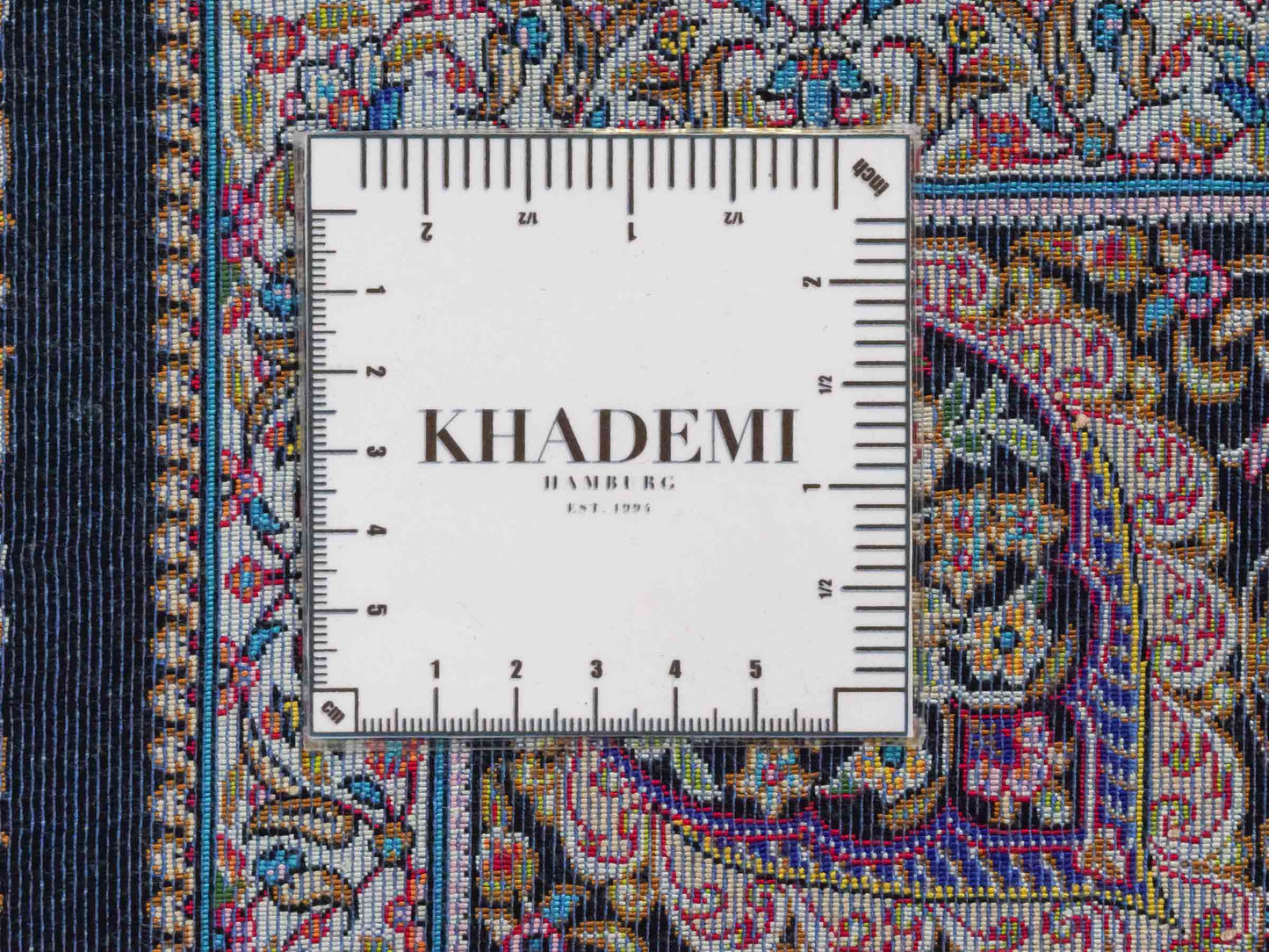 Ghom Maschinenteppich "Homay" 150 x 100 cm aus pflanzlicher Seide (Viskose) mit Medaillon, Schwarz. Teppichnummer: V45BK150H. Persian Luxury Collection by Khademi. Made in Iran / Persia – Vertrieb durch JUPITER Intl.