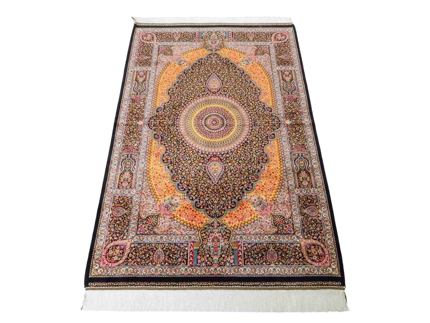 Ghom Maschinenteppich "Homay" 150 x 100 cm aus pflanzlicher Seide (Viskose) mit Medaillon, Schwarz. Teppichnummer: V45BK150H. Persian Luxury Collection by Khademi. Made in Iran / Persia – Vertrieb durch JUPITER Intl.
