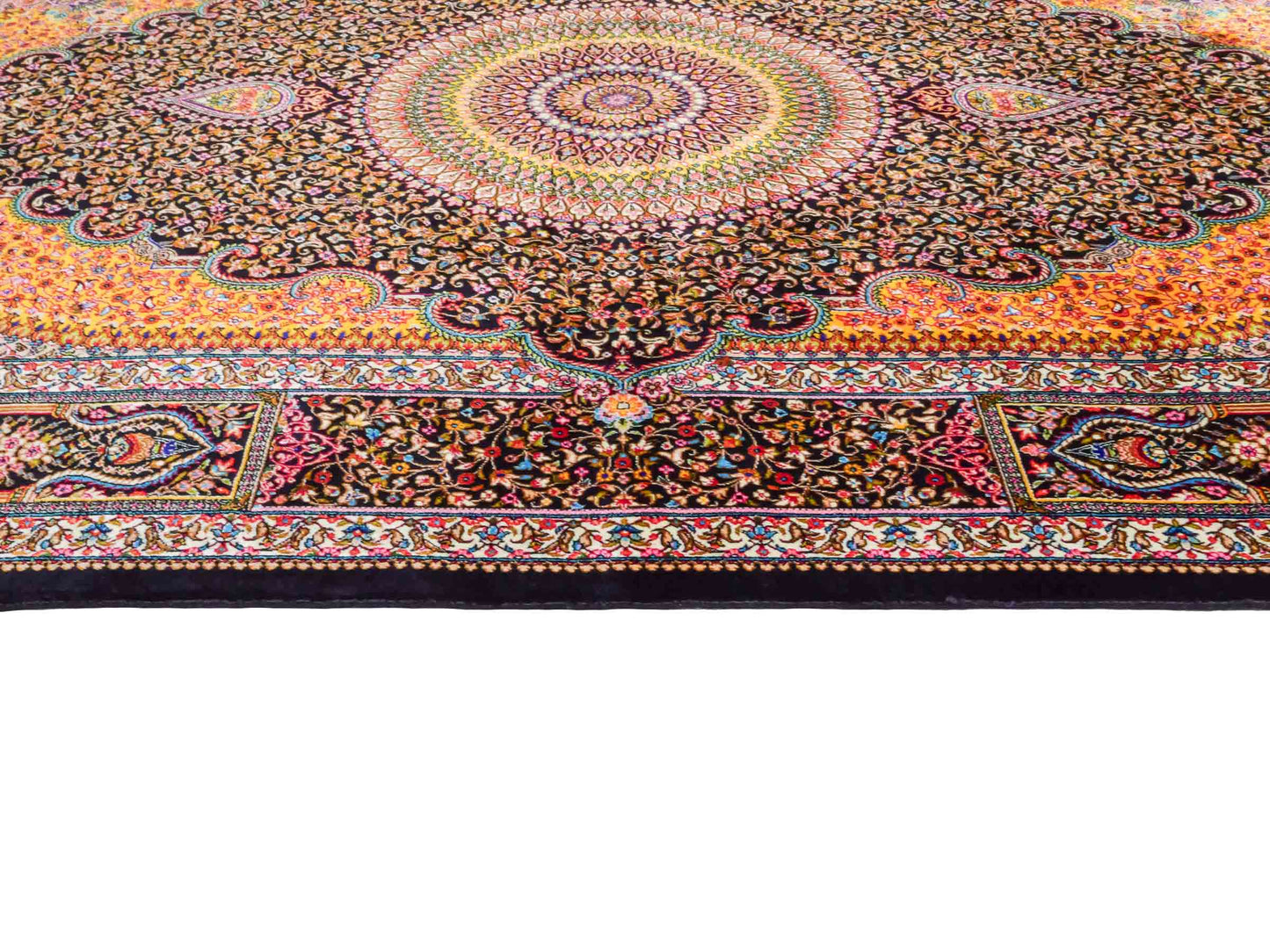 Ghom Maschinenteppich "Homay" 150 x 100 cm aus pflanzlicher Seide (Viskose) mit Medaillon, Schwarz. Teppichnummer: V45BK150H. Persian Luxury Collection by Khademi. Made in Iran / Persia – Vertrieb durch JUPITER Intl.