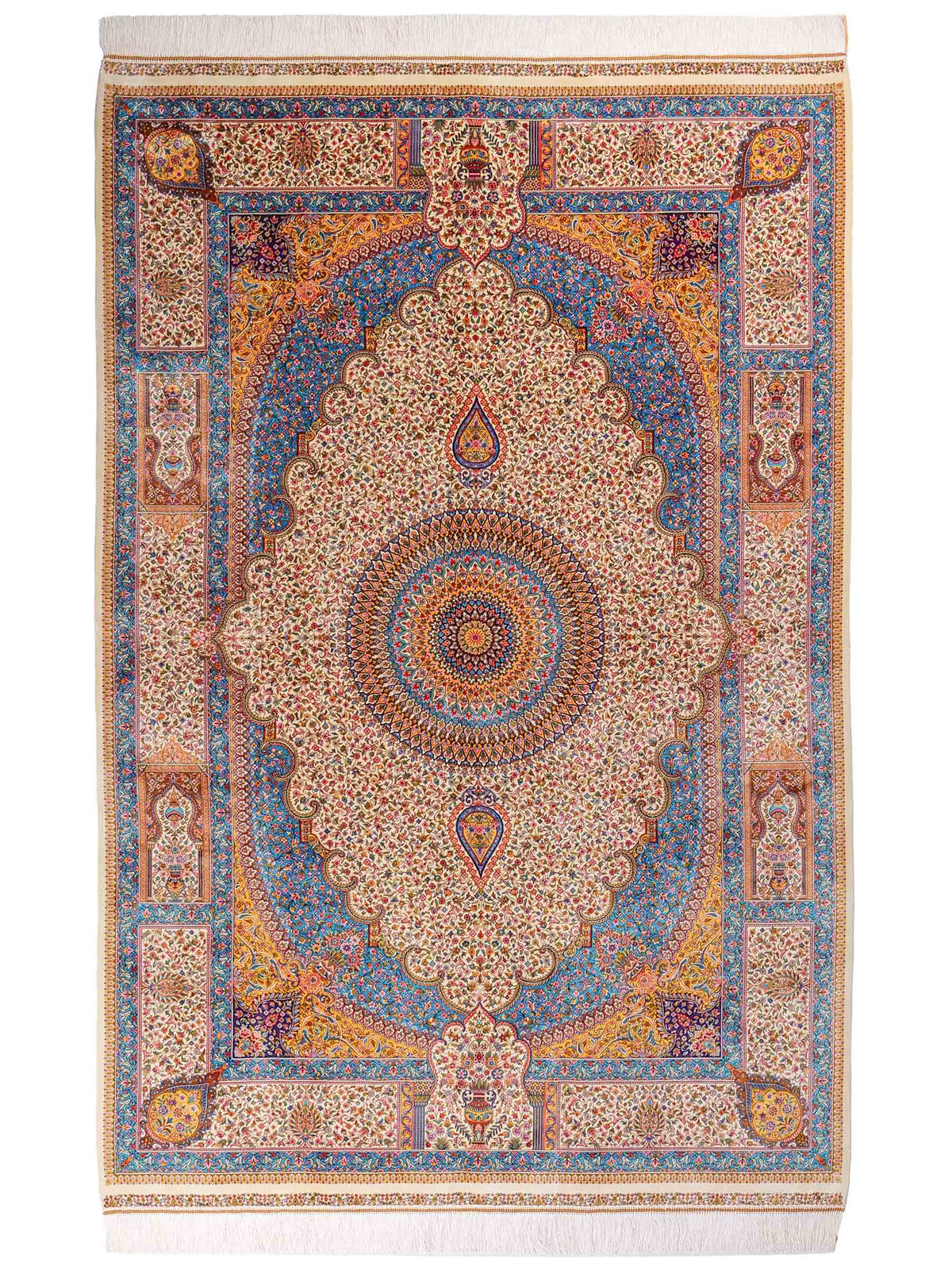 Ghom Maschinenteppich "Homay" 225 x 150 cm, mit Medaillon, aus pflanzlicher Seide (Viskose), Cremeweiß/Hellblau. Teppichnummer: V45CT338H. Persian Luxury Collection by Khademi. Made in Iran / Persia – Vertrieb durch JUPITER Intl.