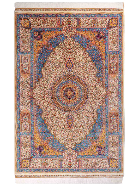 Ghom Maschinenteppich "Homay" 225 x 150 cm, mit Medaillon, aus pflanzlicher Seide (Viskose), Cremeweiß/Hellblau. Teppichnummer: V45CT338H. Persian Luxury Collection by Khademi. Made in Iran / Persia – Vertrieb durch JUPITER Intl.