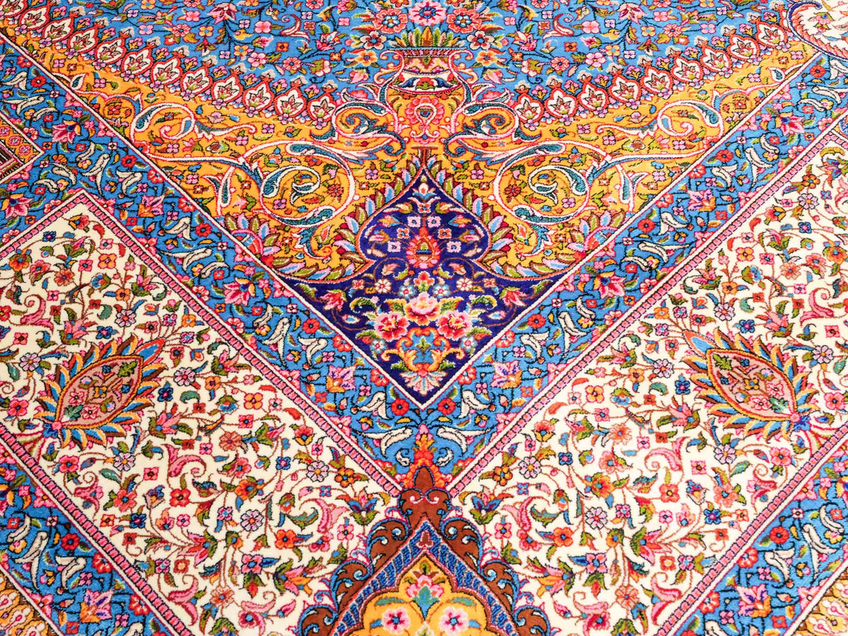 Ghom Maschinenteppich "Homay" 225 x 150 cm, mit Medaillon, aus pflanzlicher Seide (Viskose), Cremeweiß/Hellblau. Teppichnummer: V45CT338H. Persian Luxury Collection by Khademi. Made in Iran / Persia – Vertrieb durch JUPITER Intl.