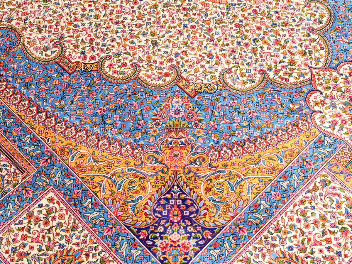 Ghom Maschinenteppich "Homay" 225 x 150 cm, mit Medaillon, aus pflanzlicher Seide (Viskose), Cremeweiß/Hellblau. Teppichnummer: V45CT338H. Persian Luxury Collection by Khademi. Made in Iran / Persia – Vertrieb durch JUPITER Intl.