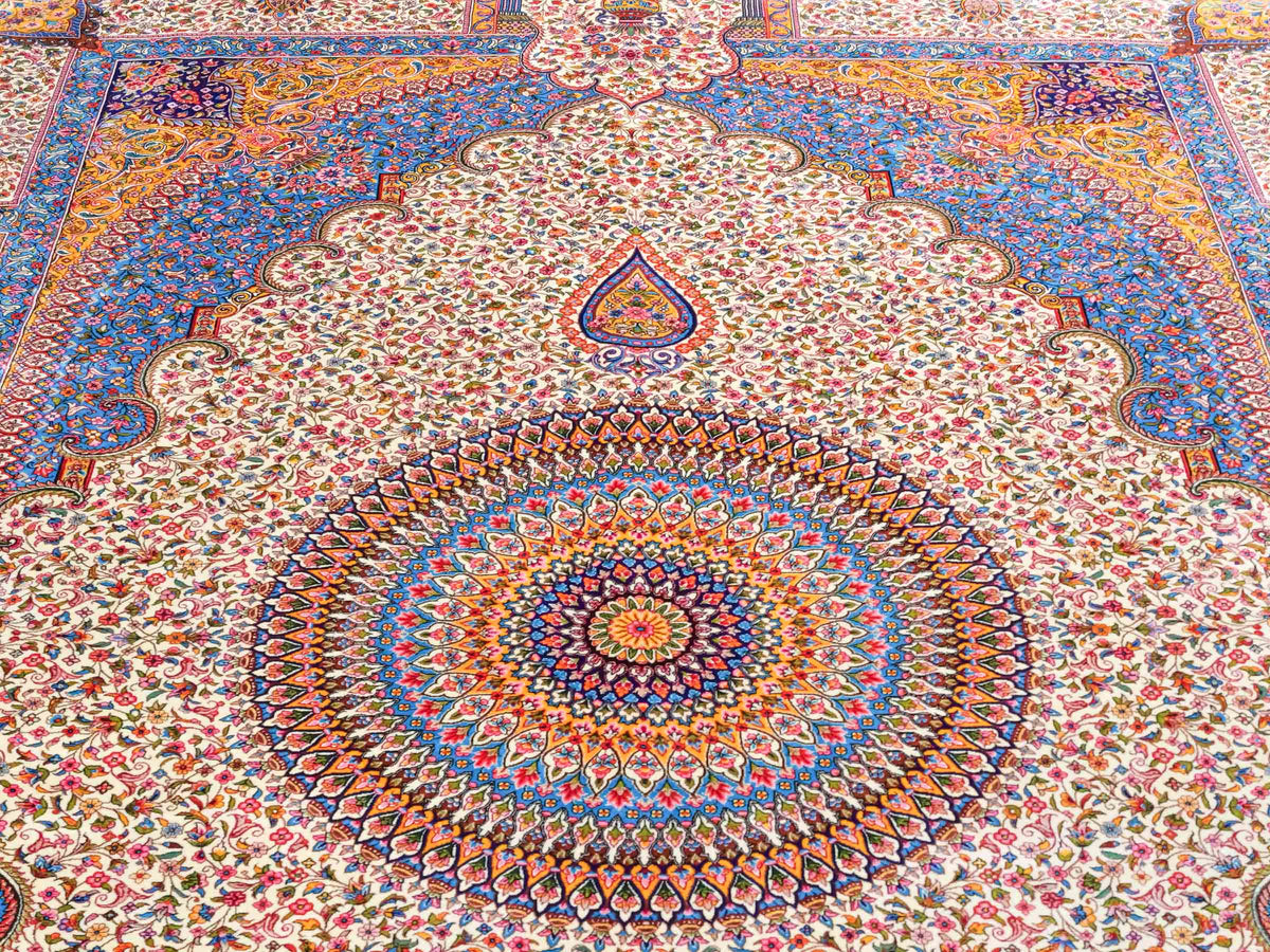 Ghom Maschinenteppich "Homay" 225 x 150 cm, mit Medaillon, aus pflanzlicher Seide (Viskose), Cremeweiß/Hellblau. Teppichnummer: V45CT338H. Persian Luxury Collection by Khademi. Made in Iran / Persia – Vertrieb durch JUPITER Intl.