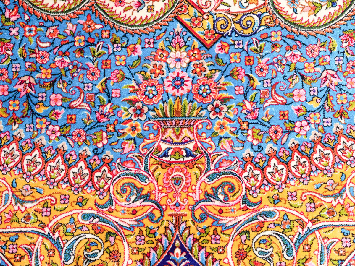 Ghom Maschinenteppich "Homay" 225 x 150 cm, mit Medaillon, aus pflanzlicher Seide (Viskose), Cremeweiß/Hellblau. Teppichnummer: V45CT338H. Persian Luxury Collection by Khademi. Made in Iran / Persia – Vertrieb durch JUPITER Intl.