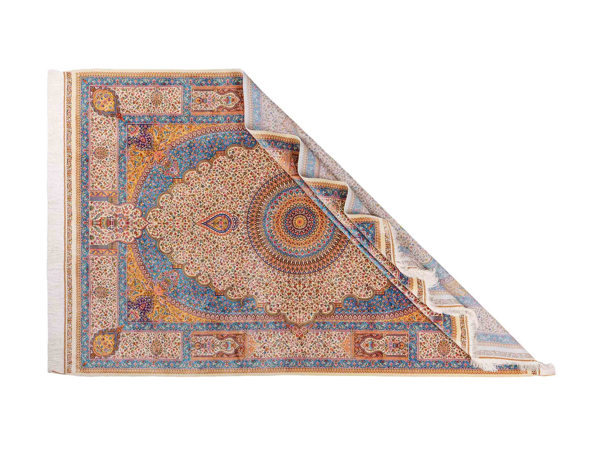 Ghom Maschinenteppich "Homay" 225 x 150 cm, mit Medaillon, aus pflanzlicher Seide (Viskose), Cremeweiß/Hellblau. Teppichnummer: V45CT338H. Persian Luxury Collection by Khademi. Made in Iran / Persia – Vertrieb durch JUPITER Intl.