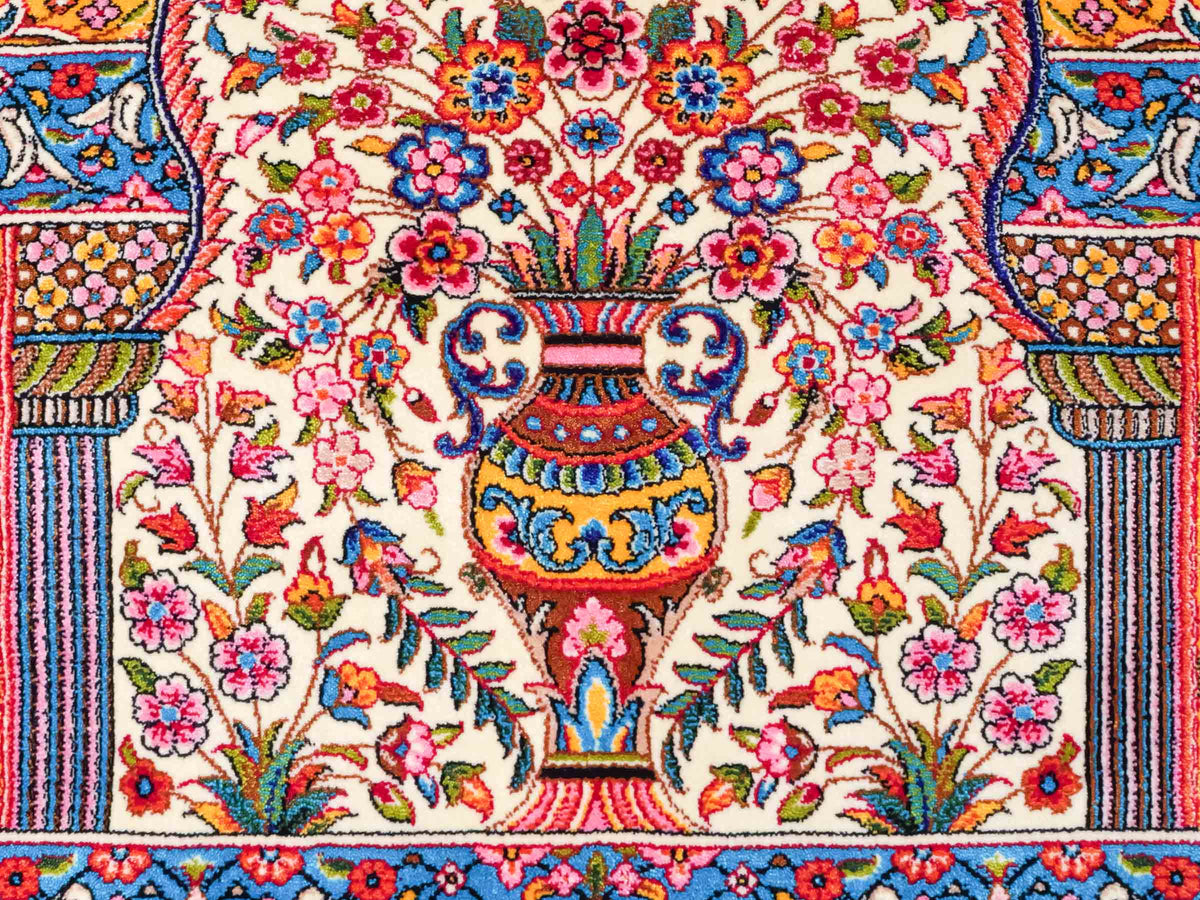 Ghom Maschinenteppich "Homay" 225 x 150 cm, mit Medaillon, aus pflanzlicher Seide (Viskose), Cremeweiß/Hellblau. Teppichnummer: V45CT338H. Persian Luxury Collection by Khademi. Made in Iran / Persia – Vertrieb durch JUPITER Intl.