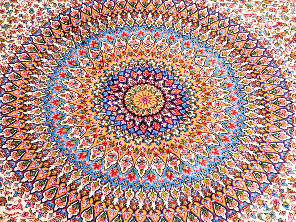 Ghom Maschinenteppich "Homay" 225 x 150 cm, mit Medaillon, aus pflanzlicher Seide (Viskose), Cremeweiß/Hellblau. Teppichnummer: V45CT338H. Persian Luxury Collection by Khademi. Made in Iran / Persia – Vertrieb durch JUPITER Intl.