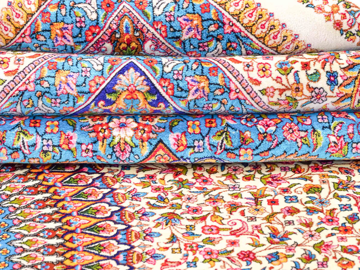 Ghom Maschinenteppich "Homay" 225 x 150 cm, mit Medaillon, aus pflanzlicher Seide (Viskose), Cremeweiß/Hellblau. Teppichnummer: V45CT338H. Persian Luxury Collection by Khademi. Made in Iran / Persia – Vertrieb durch JUPITER Intl.