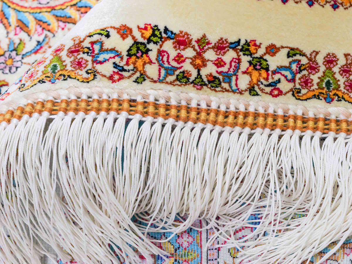Ghom Maschinenteppich "Homay" 225 x 150 cm, mit Medaillon, aus pflanzlicher Seide (Viskose), Cremeweiß/Hellblau. Teppichnummer: V45CT338H. Persian Luxury Collection by Khademi. Made in Iran / Persia – Vertrieb durch JUPITER Intl.