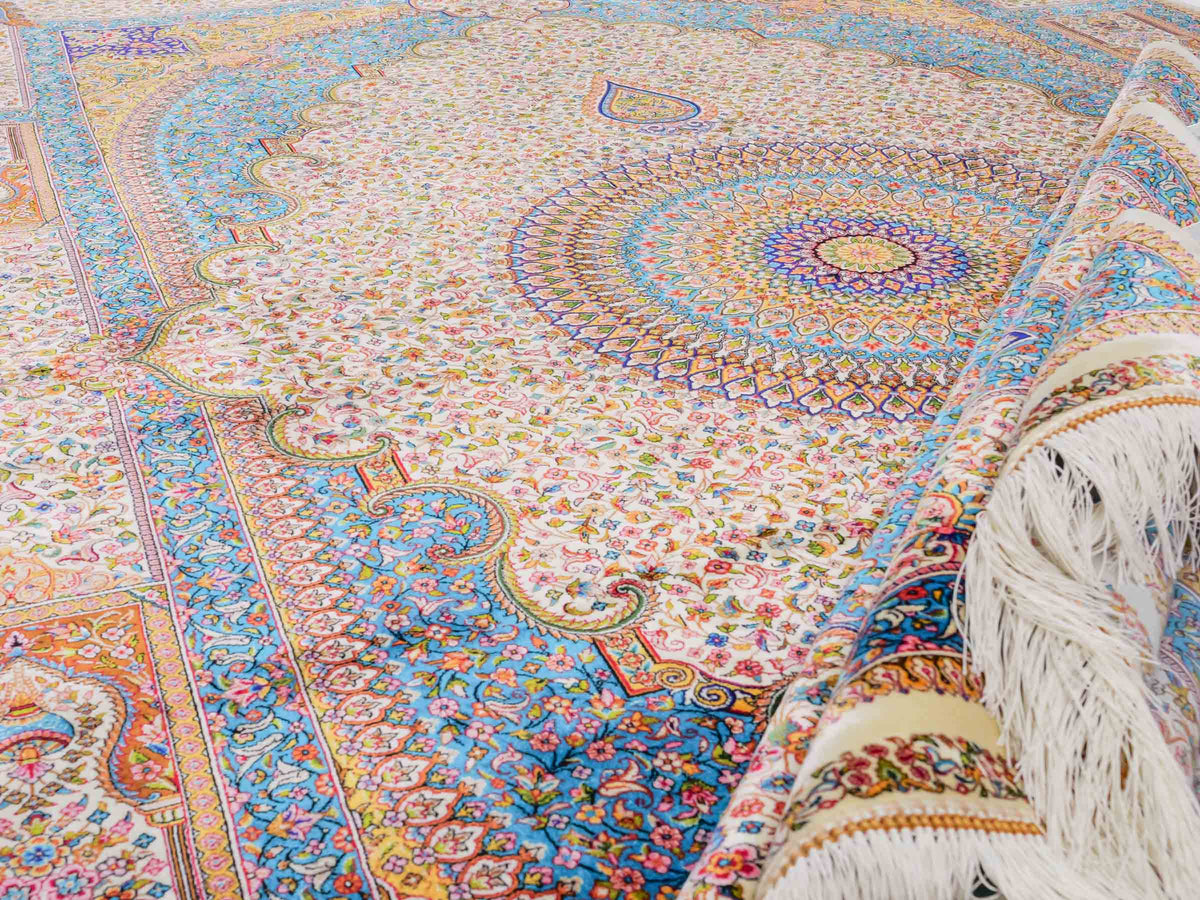 Ghom Maschinenteppich "Homay" 225 x 150 cm, mit Medaillon, aus pflanzlicher Seide (Viskose), Cremeweiß/Hellblau. Teppichnummer: V45CT338H. Persian Luxury Collection by Khademi. Made in Iran / Persia – Vertrieb durch JUPITER Intl.