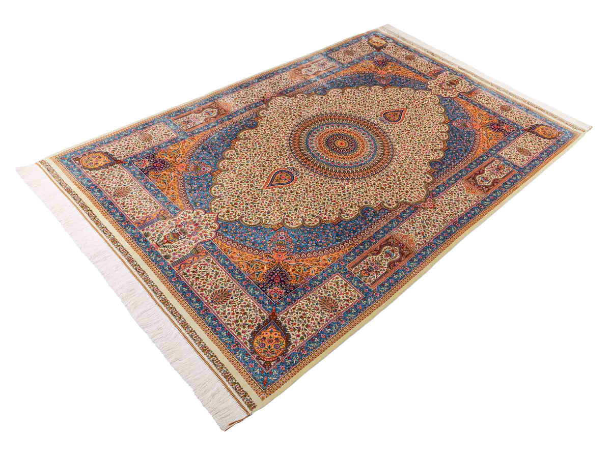 Ghom Maschinenteppich "Homay" 225 x 150 cm, mit Medaillon, aus pflanzlicher Seide (Viskose), Cremeweiß/Hellblau. Teppichnummer: V45CT338H. Persian Luxury Collection by Khademi. Made in Iran / Persia – Vertrieb durch JUPITER Intl.