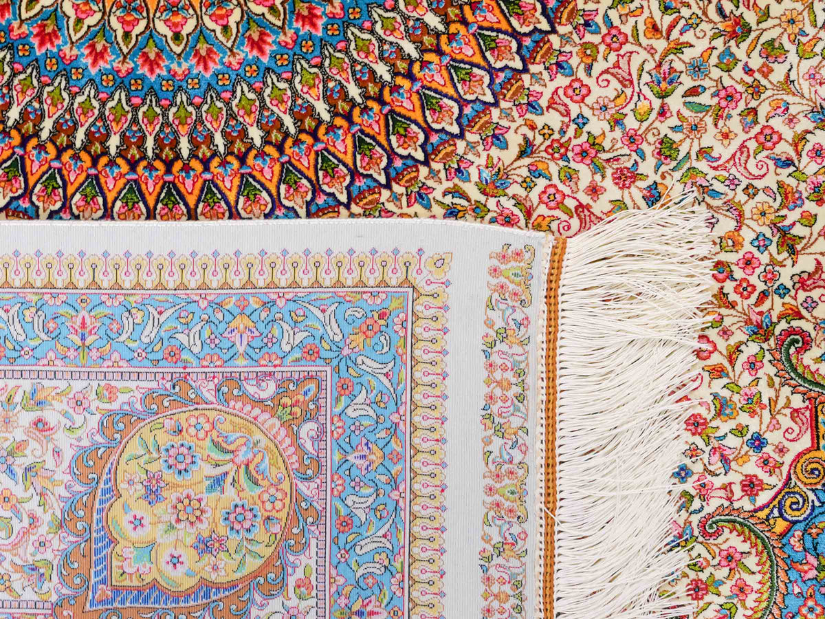 Ghom Maschinenteppich "Homay" 225 x 150 cm, mit Medaillon, aus pflanzlicher Seide (Viskose), Cremeweiß/Hellblau. Teppichnummer: V45CT338H. Persian Luxury Collection by Khademi. Made in Iran / Persia – Vertrieb durch JUPITER Intl.