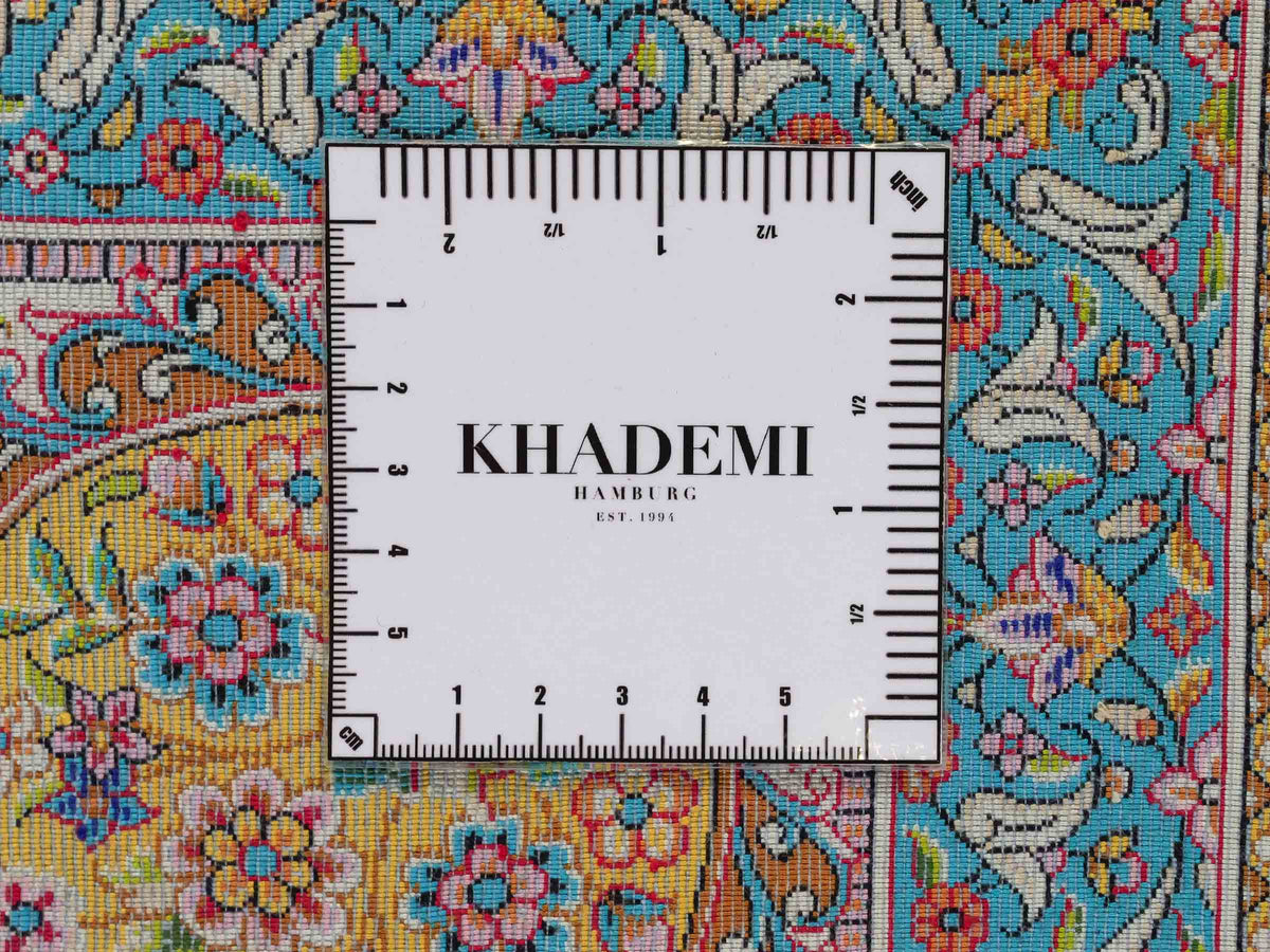 Ghom Maschinenteppich "Homay" 225 x 150 cm, mit Medaillon, aus pflanzlicher Seide (Viskose), Cremeweiß/Hellblau. Teppichnummer: V45CT338H. Persian Luxury Collection by Khademi. Made in Iran / Persia – Vertrieb durch JUPITER Intl.