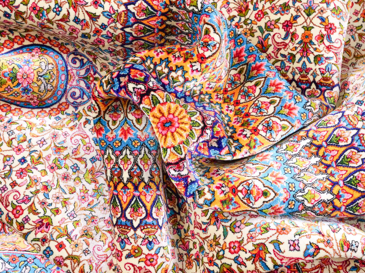 Ghom Maschinenteppich "Homay" 225 x 150 cm, mit Medaillon, aus pflanzlicher Seide (Viskose), Cremeweiß/Hellblau. Teppichnummer: V45CT338H. Persian Luxury Collection by Khademi. Made in Iran / Persia – Vertrieb durch JUPITER Intl.