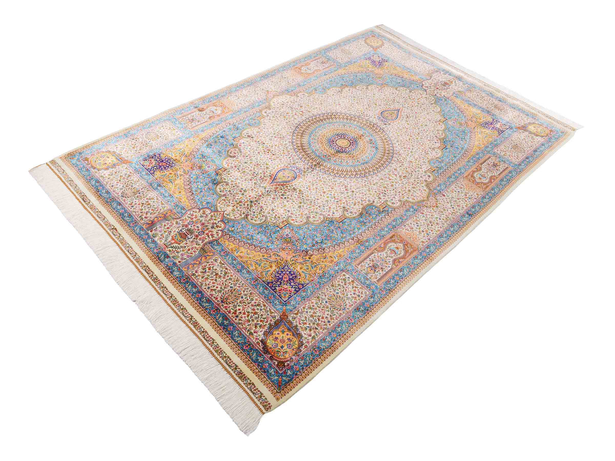 Ghom Maschinenteppich "Homay" 225 x 150 cm, mit Medaillon, aus pflanzlicher Seide (Viskose), Cremeweiß/Hellblau. Teppichnummer: V45CT338H. Persian Luxury Collection by Khademi. Made in Iran / Persia – Vertrieb durch JUPITER Intl.