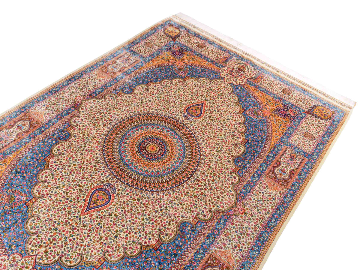 Ghom Maschinenteppich "Homay" 225 x 150 cm, mit Medaillon, aus pflanzlicher Seide (Viskose), Cremeweiß/Hellblau. Teppichnummer: V45CT338H. Persian Luxury Collection by Khademi. Made in Iran / Persia – Vertrieb durch JUPITER Intl.