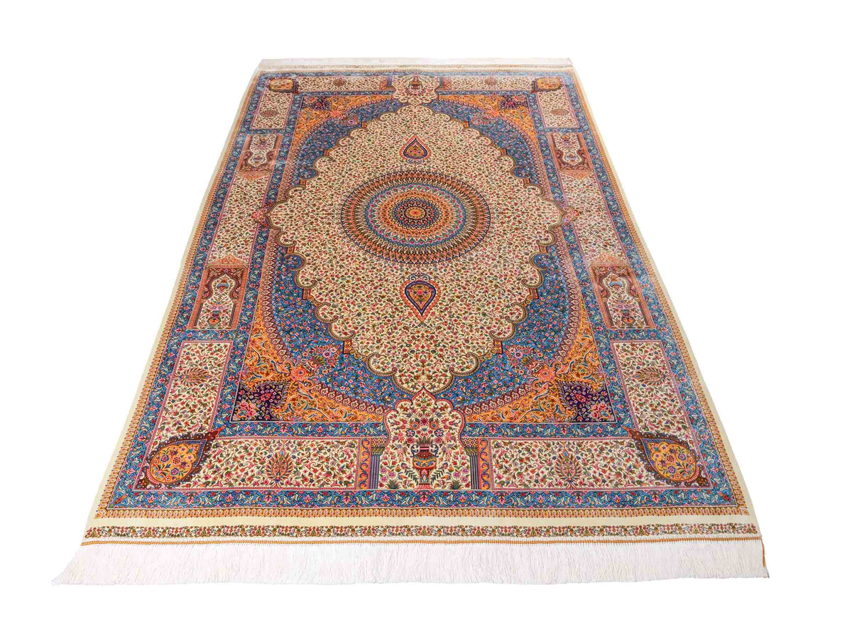 Ghom Maschinenteppich "Homay" 225 x 150 cm, mit Medaillon, aus pflanzlicher Seide (Viskose), Cremeweiß/Hellblau. Teppichnummer: V45CT338H. Persian Luxury Collection by Khademi. Made in Iran / Persia – Vertrieb durch JUPITER Intl.
