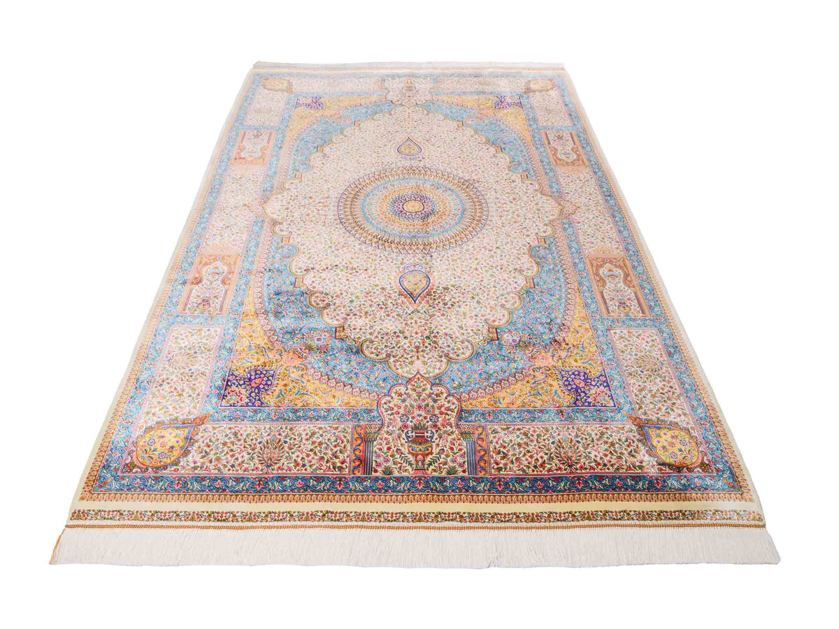 Ghom Maschinenteppich "Homay" 225 x 150 cm, mit Medaillon, aus pflanzlicher Seide (Viskose), Cremeweiß/Hellblau. Teppichnummer: V45CT338H. Persian Luxury Collection by Khademi. Made in Iran / Persia – Vertrieb durch JUPITER Intl.