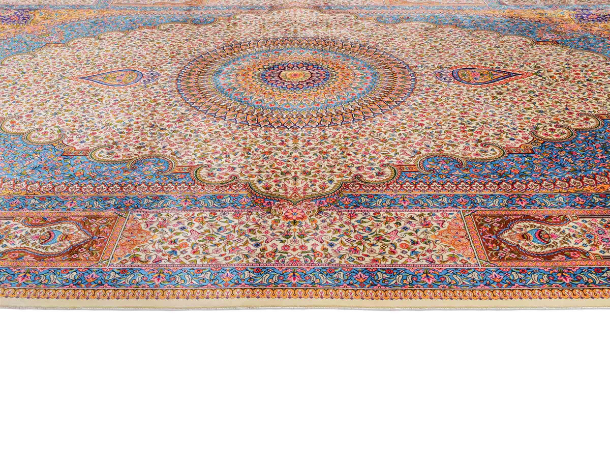 Ghom Maschinenteppich "Homay" 225 x 150 cm, mit Medaillon, aus pflanzlicher Seide (Viskose), Cremeweiß/Hellblau. Teppichnummer: V45CT338H. Persian Luxury Collection by Khademi. Made in Iran / Persia – Vertrieb durch JUPITER Intl.