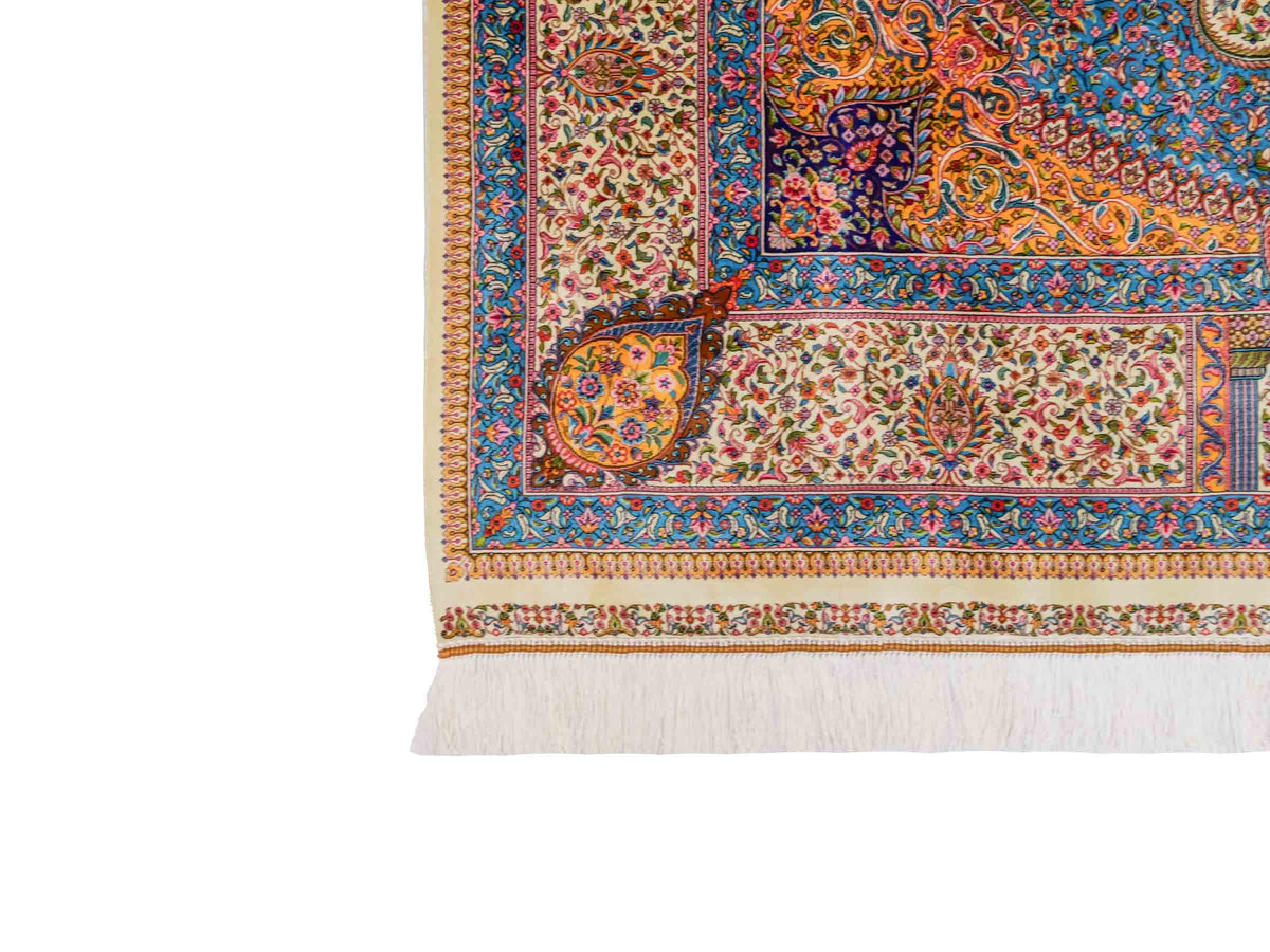 Ghom Maschinenteppich "Homay" 225 x 150 cm, mit Medaillon, aus pflanzlicher Seide (Viskose), Cremeweiß/Hellblau. Teppichnummer: V45CT338H. Persian Luxury Collection by Khademi. Made in Iran / Persia – Vertrieb durch JUPITER Intl.