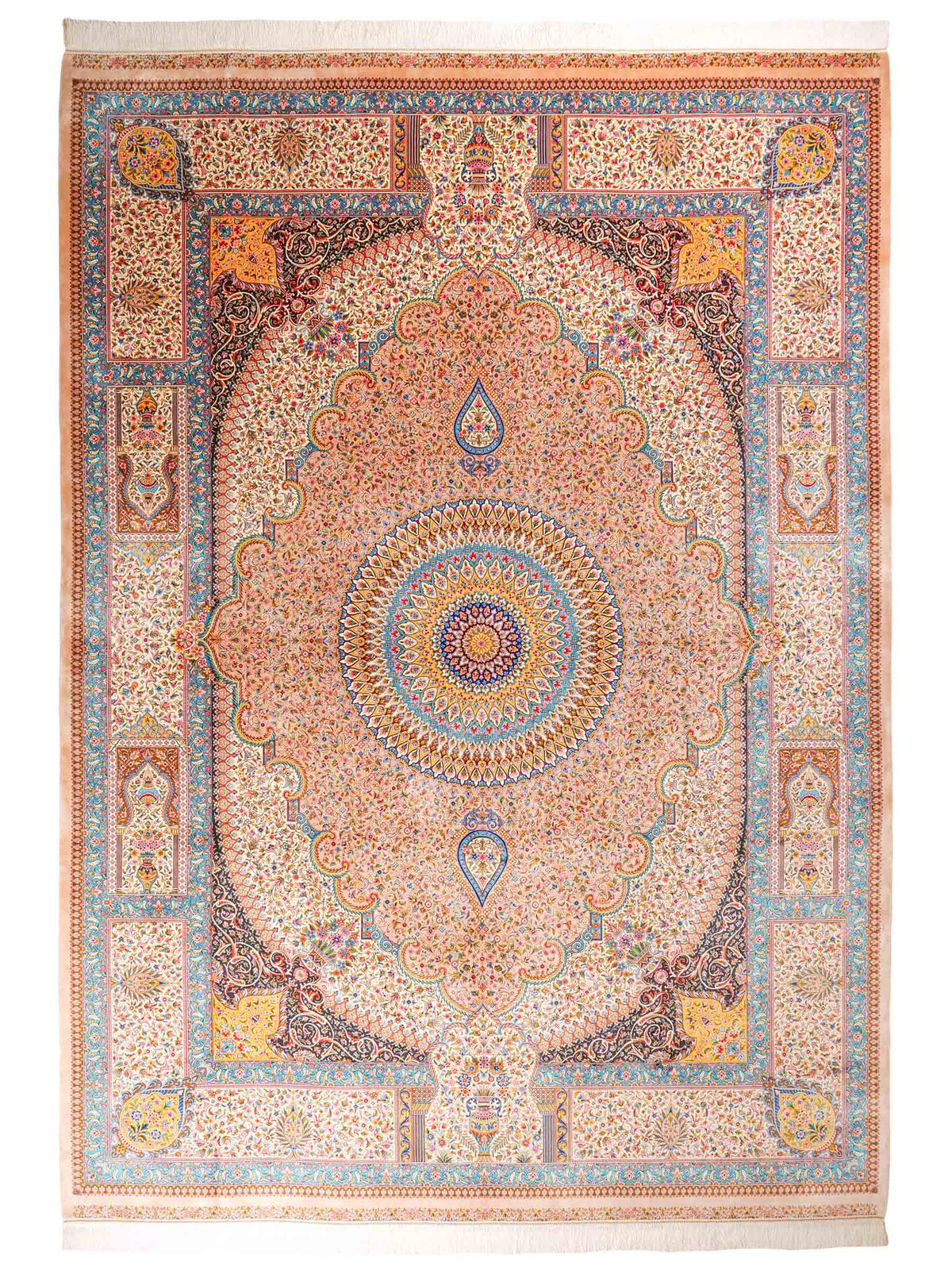 Ghom Maschinenteppich "Homay" 350 x 250 cm, mit Medaillon, aus pflanzlicher Seide (Viskose), Beige-Creme. Teppichnummer: V45BG875H. Persian Luxury Collection by Khademi. Made in Iran / Persia – Vertrieb durch JUPITER Intl.