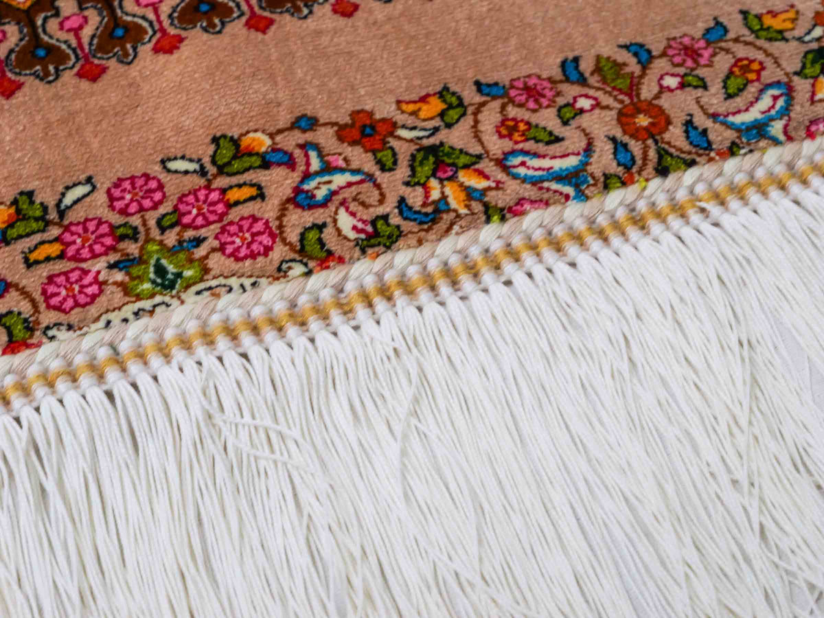 Ghom Maschinenteppich "Homay" 350 x 250 cm, mit Medaillon, aus pflanzlicher Seide (Viskose), Beige-Creme. Teppichnummer: V45BG875H. Persian Luxury Collection by Khademi. Made in Iran / Persia – Vertrieb durch JUPITER Intl.