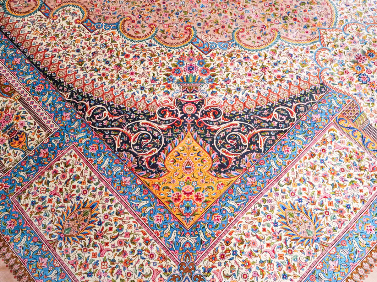 Ghom Maschinenteppich "Homay" 350 x 250 cm, mit Medaillon, aus pflanzlicher Seide (Viskose), Beige-Creme. Teppichnummer: V45BG875H. Persian Luxury Collection by Khademi. Made in Iran / Persia – Vertrieb durch JUPITER Intl.