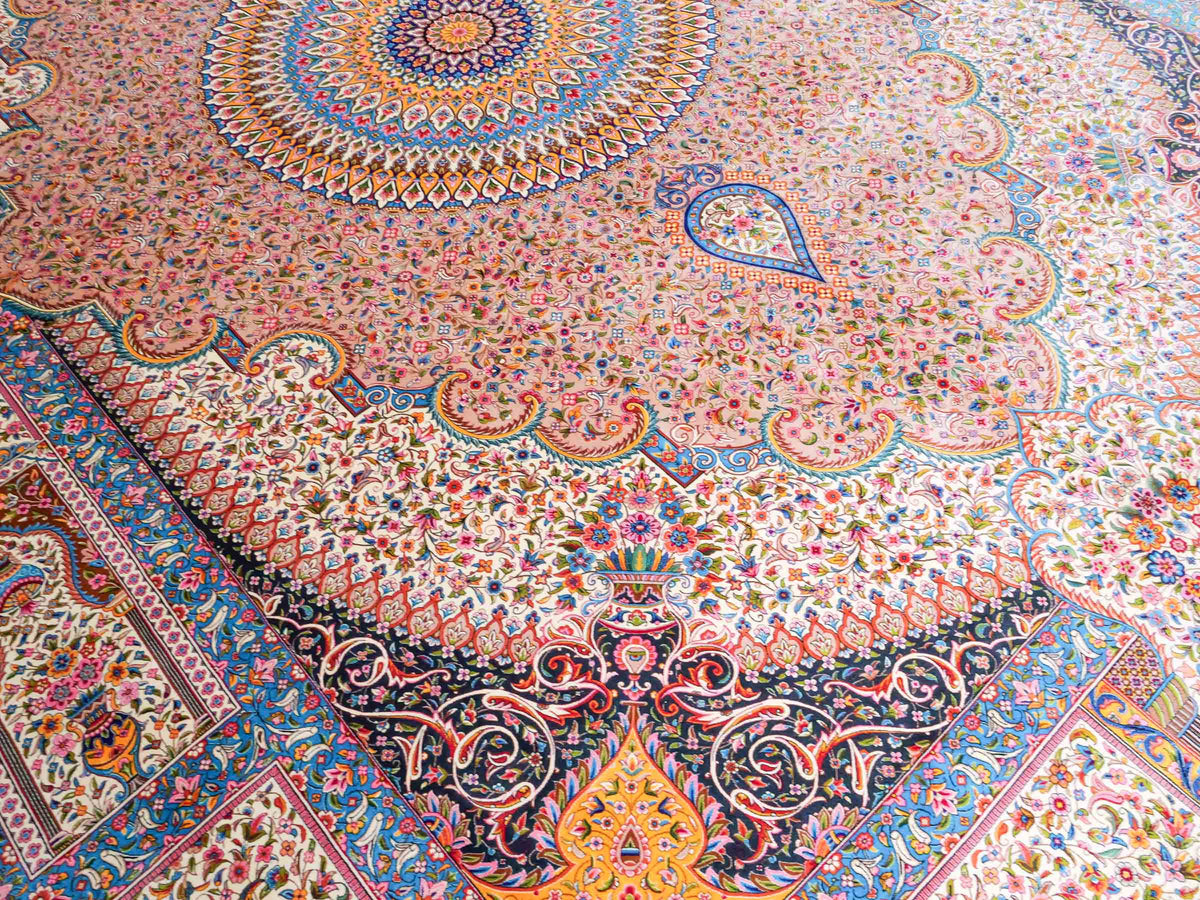 Ghom Maschinenteppich "Homay" 350 x 250 cm, mit Medaillon, aus pflanzlicher Seide (Viskose), Beige-Creme. Teppichnummer: V45BG875H. Persian Luxury Collection by Khademi. Made in Iran / Persia – Vertrieb durch JUPITER Intl.