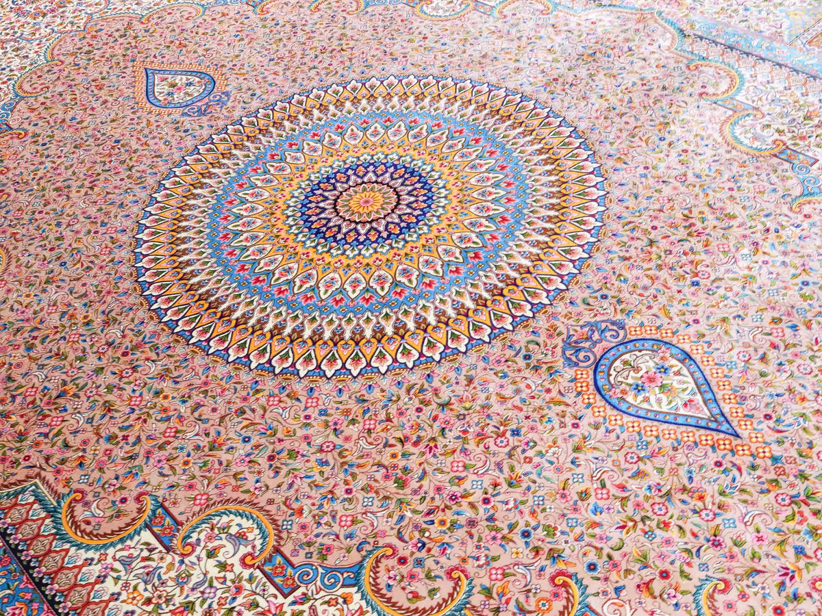 Ghom Maschinenteppich "Homay" 350 x 250 cm, mit Medaillon, aus pflanzlicher Seide (Viskose), Beige-Creme. Teppichnummer: V45BG875H. Persian Luxury Collection by Khademi. Made in Iran / Persia – Vertrieb durch JUPITER Intl.