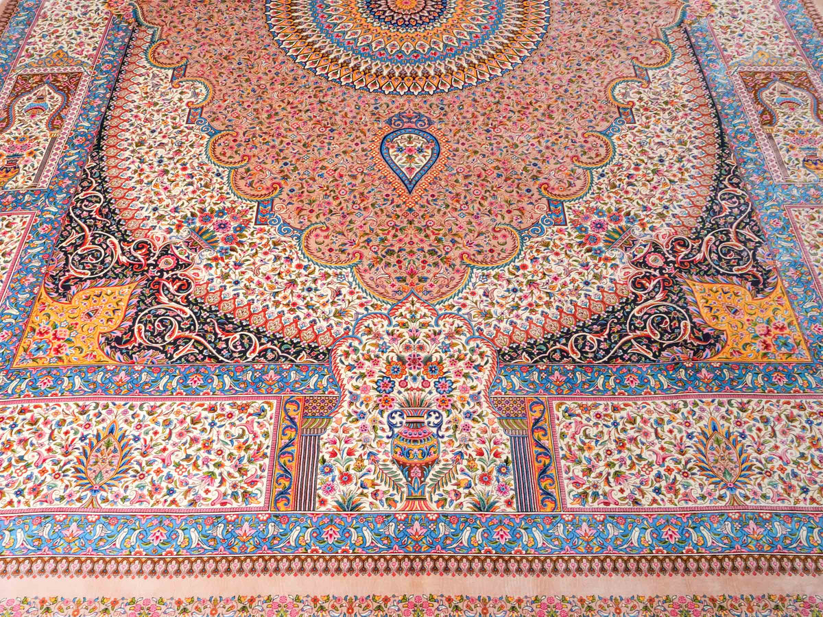 Ghom Maschinenteppich "Homay" 350 x 250 cm, mit Medaillon, aus pflanzlicher Seide (Viskose), Beige-Creme. Teppichnummer: V45BG875H. Persian Luxury Collection by Khademi. Made in Iran / Persia – Vertrieb durch JUPITER Intl.