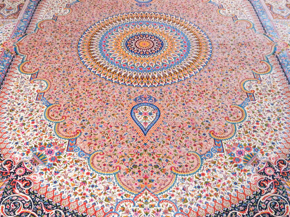 Ghom Maschinenteppich "Homay" 350 x 250 cm, mit Medaillon, aus pflanzlicher Seide (Viskose), Beige-Creme. Teppichnummer: V45BG875H. Persian Luxury Collection by Khademi. Made in Iran / Persia – Vertrieb durch JUPITER Intl.