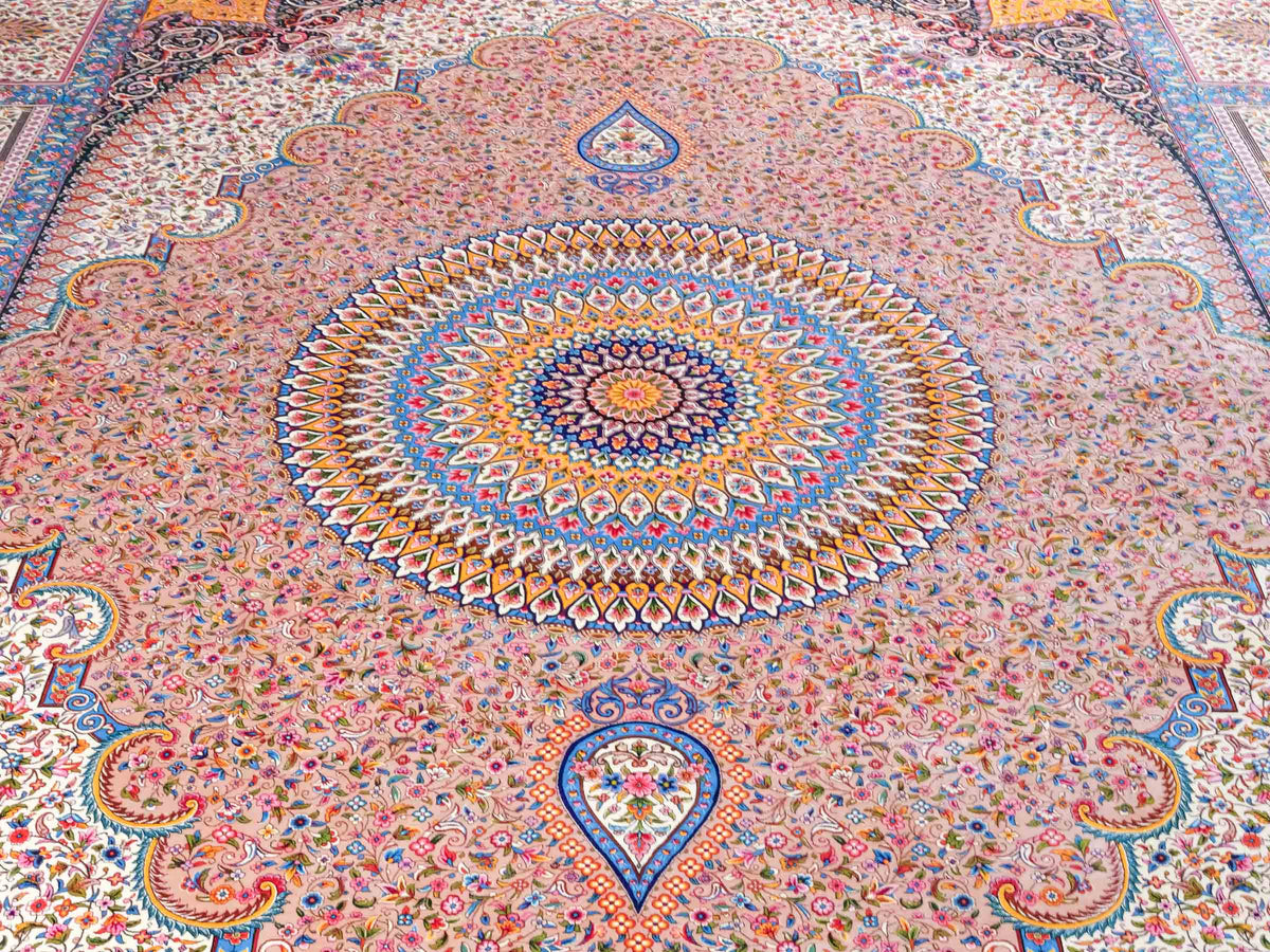 Ghom Maschinenteppich "Homay" 350 x 250 cm, mit Medaillon, aus pflanzlicher Seide (Viskose), Beige-Creme. Teppichnummer: V45BG875H. Persian Luxury Collection by Khademi. Made in Iran / Persia – Vertrieb durch JUPITER Intl.